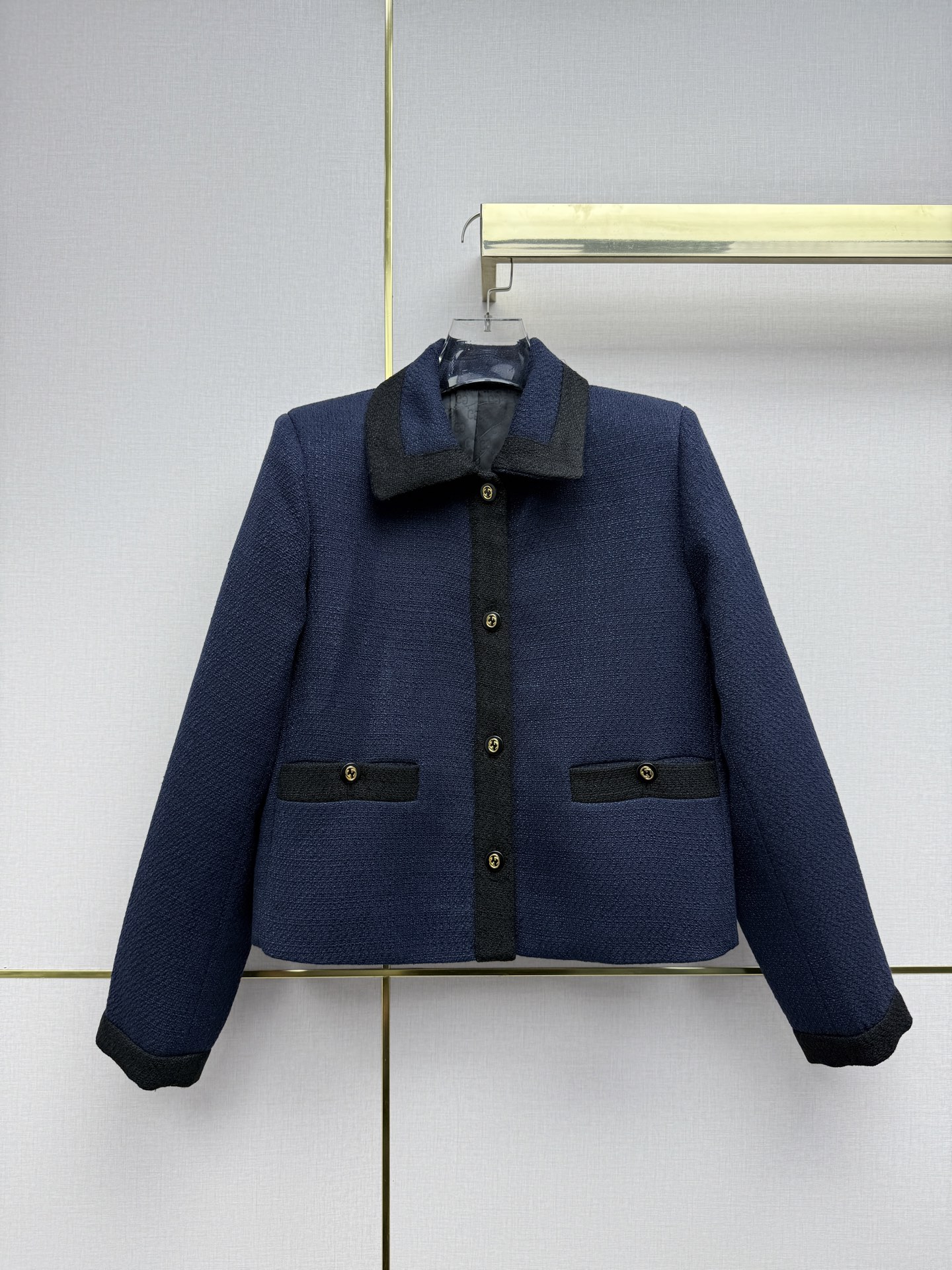 NO:723671,Gucc*/26SS new style lapel suit jacket/black edge design/single row of lettering button decoration/temperament style/single color three codes SMLB808, Gucci-clothing,gucci,gucci,jackets & coats,business suit,19860909Gucc*/26SS新款翻领西装外套/黑色拼边设计/单排刻字扣子装饰/气质款/单色三码SMLB808,古驰-服装,gucci,gucci,jackets & coats,business suit,,Women's clothing