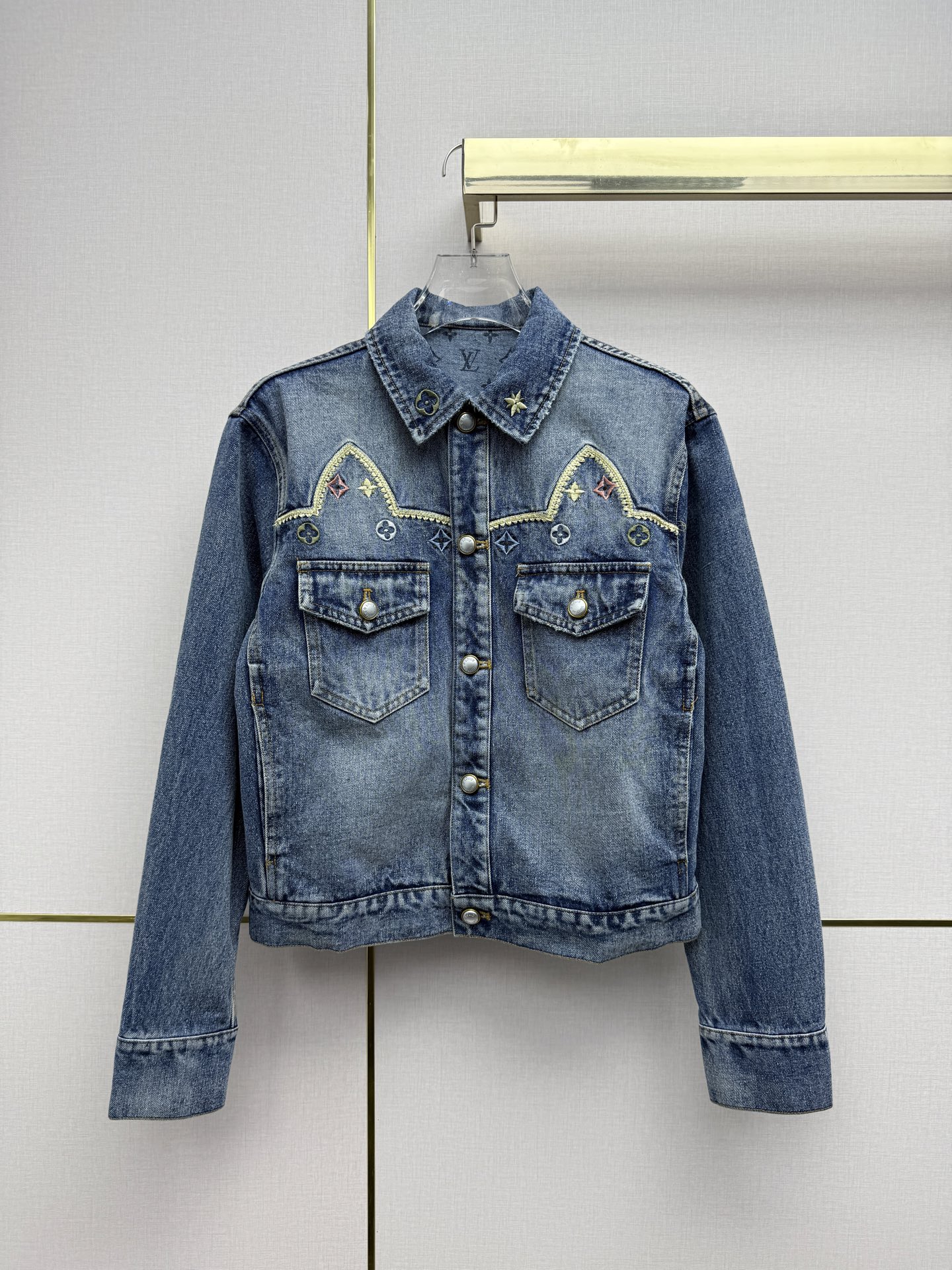 NO:723637,Louis Vuitto*/26SS New Denim Double Pocket Jacket/Pattern Embroidery Decoration/Gradient Washed Blue/Fashionable and Elegant/Single Color Three Codes SMLB808,Louis Vuitton-Clothing,louis vuitton,louis vuitton,jackets & coats,jackets & coats,19860909Louis Vuitto*/26SS新款牛仔双口袋夹克外套/图案刺绣装饰/渐变洗水蓝/时尚大方/单色三码SMLB808,路易威登-服装,louis vuitton,louis vuitton,jackets & coats,jackets & coats,,Women's clothing