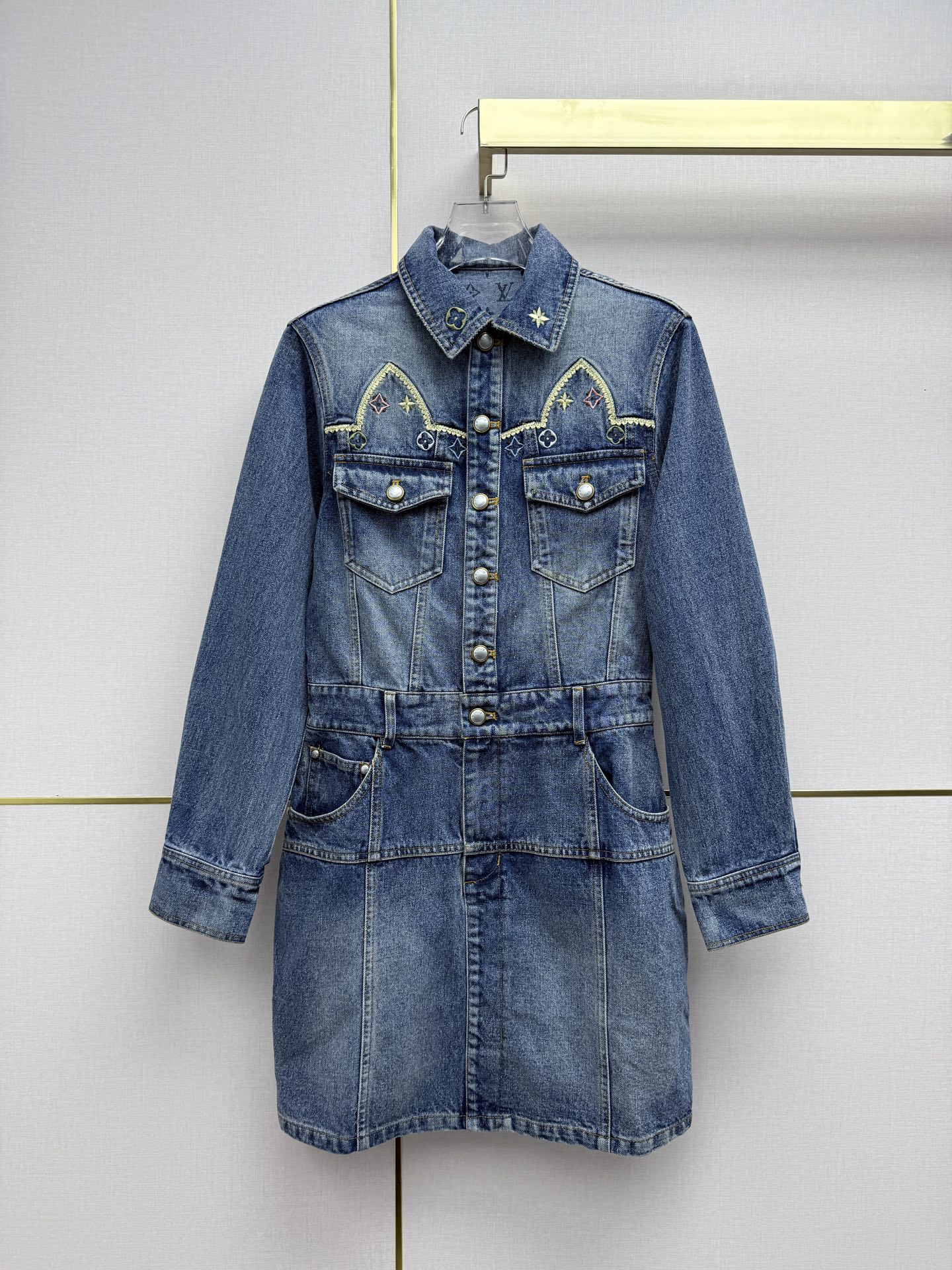 NO:723646,Louis Vuitto*/26SS new denim dress/pattern embroidery decoration/gradient wash blue/fashionable and elegant/monochrome three-code SMLB808, Louis Vuitton-clothing, louis vuitton, louis vuitton, skirts,19860909Louis Vuitto*/26SS新款牛仔连衣裙/图案刺绣装饰/渐变洗水蓝/时尚大方/单色三码SMLB808,路易威登-服装,louis vuitton,louis vuitton,skirts,,Women's clothing