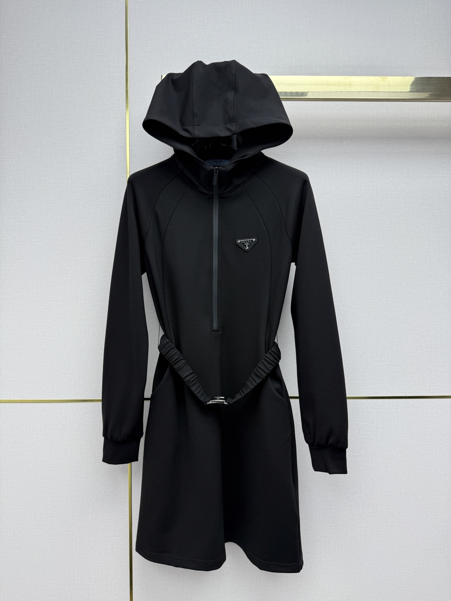 NO:723548,Prad*/26SS new hooded jacket dress/metal triangle logo details, low-key and high-end/matched with a belt to tighten the waist/fashionable and elegant/monochrome three-code SMLB808, Prada-clothing, prada, prada, skirts, jackets & coats, hats,19860909Prad*/26SS新款连帽夹克连衣裙/金属三角标细节,低调中透着高级感/搭配腰带收腰/时尚大方/单色三码SMLB808,普拉达-服装,prada,prada,skirts,jackets & coats,hats,,Women's clothing