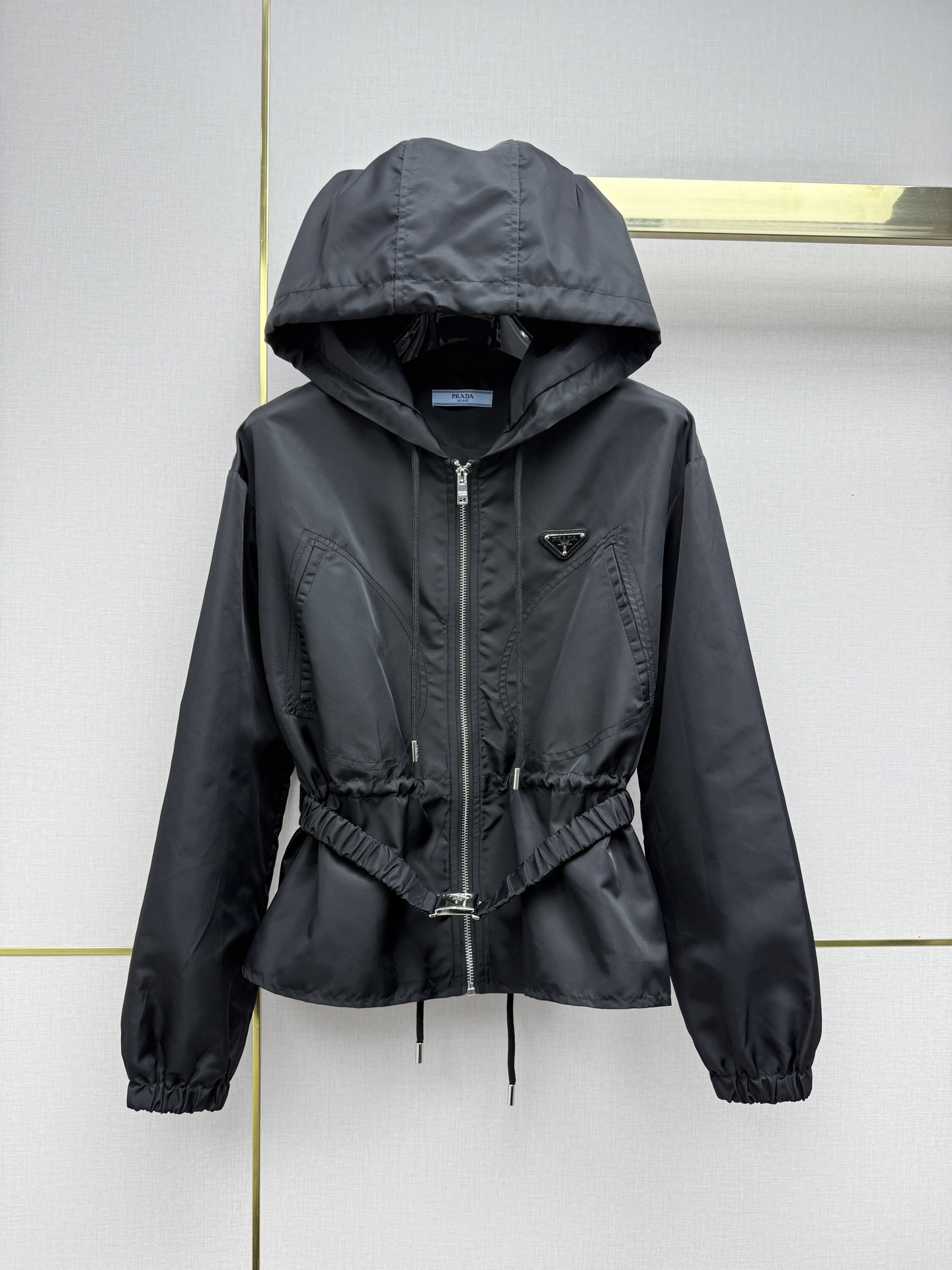 NO:723556,Prad*/26SS new hooded jacket/metal triangle logo details, low-key and high-end/matched with a belt to tighten the waist/fashionable and elegant/monochrome three-code SMLB808, Prada-clothing, prada, prada, jackets & coats, jackets & coats, hats,19860909Prad*/26SS新款连帽夹克外套/金属三角标细节,低调中透着高级感/搭配腰带收腰/时尚大方/单色三码SMLB808,普拉达-服装,prada,prada,jackets & coats,jackets & coats,hats,,Women's clothing