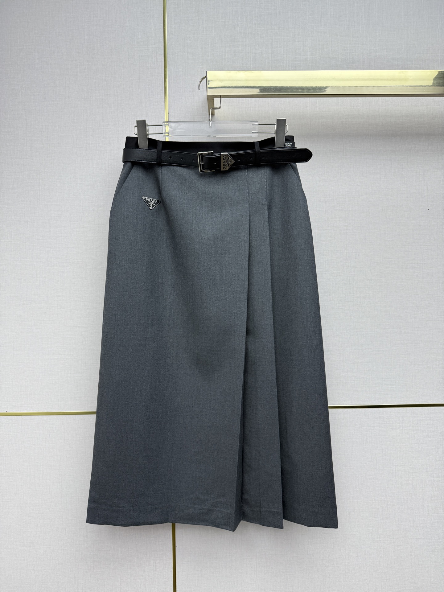 NO:723433,Prad*/26SS new skirt/side inverted pleat A hem pattern/classic triangle logo decoration/matching belt/versatile style/two colors and three codes SMLB808, Prada-clothing, prada, prada, skirts,19860909Prad*/26SS新款半身裙/侧倒褶A摆版型/经典三角标装饰/搭配腰带/百搭款/两色三码SMLB808,普拉达-服装,prada,prada,skirts,,Women's clothing