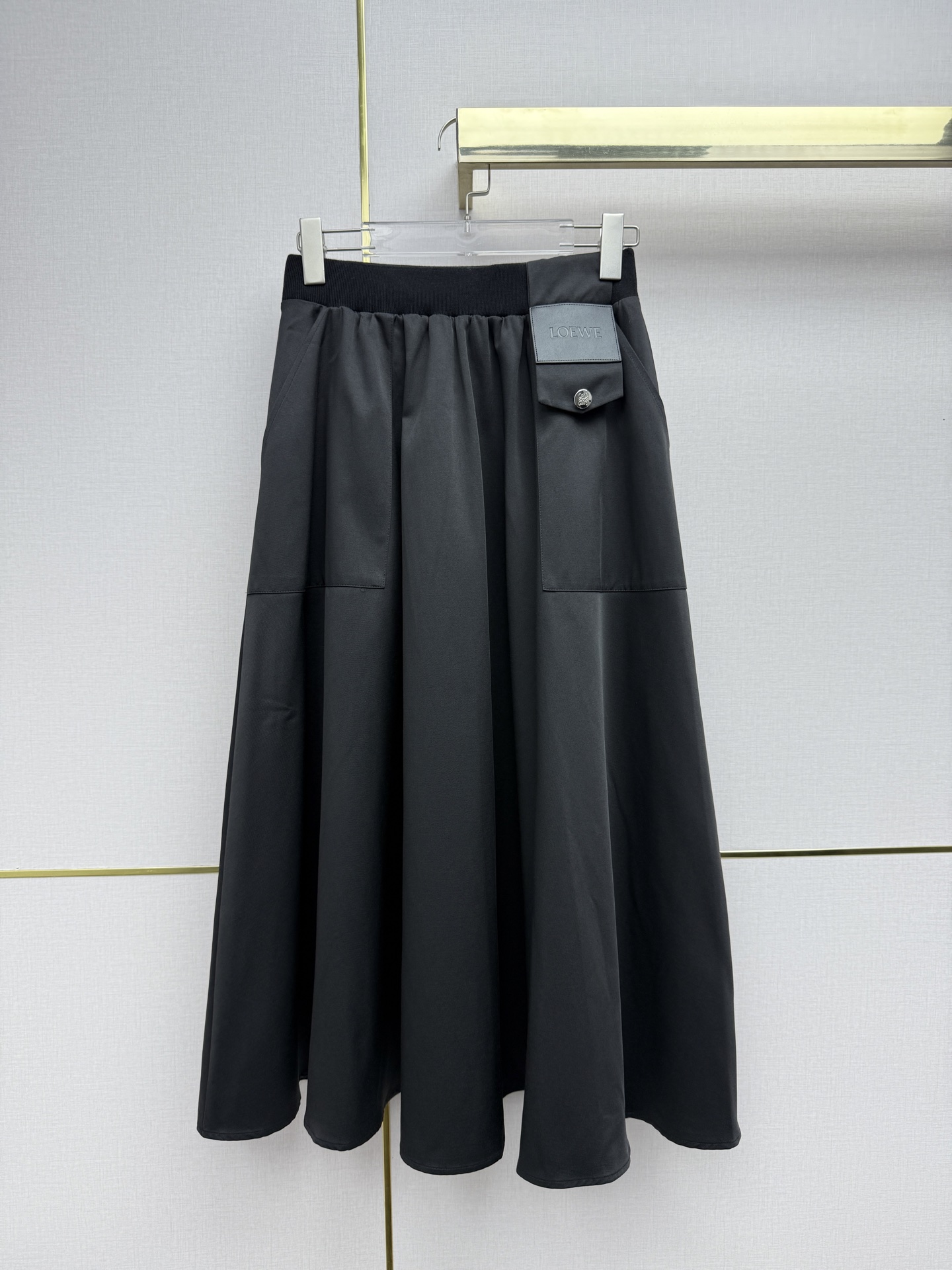 NO:723496,Loew*/26SS new style skirt/front and back leather brand decoration/double pocket A swing version/elastic elastic waist/fashionable temperament/two colors and three codes SMLB808, Loewe-clothing, loewe, loewe, skirts,19860909Loew*/26SS新款半身裙/前后皮牌装饰/双插袋A摆版型/橡筋松紧腰/时尚气质/两色三码SMLB808,罗意威-服装,loewe,loewe,skirts,,Women's clothing