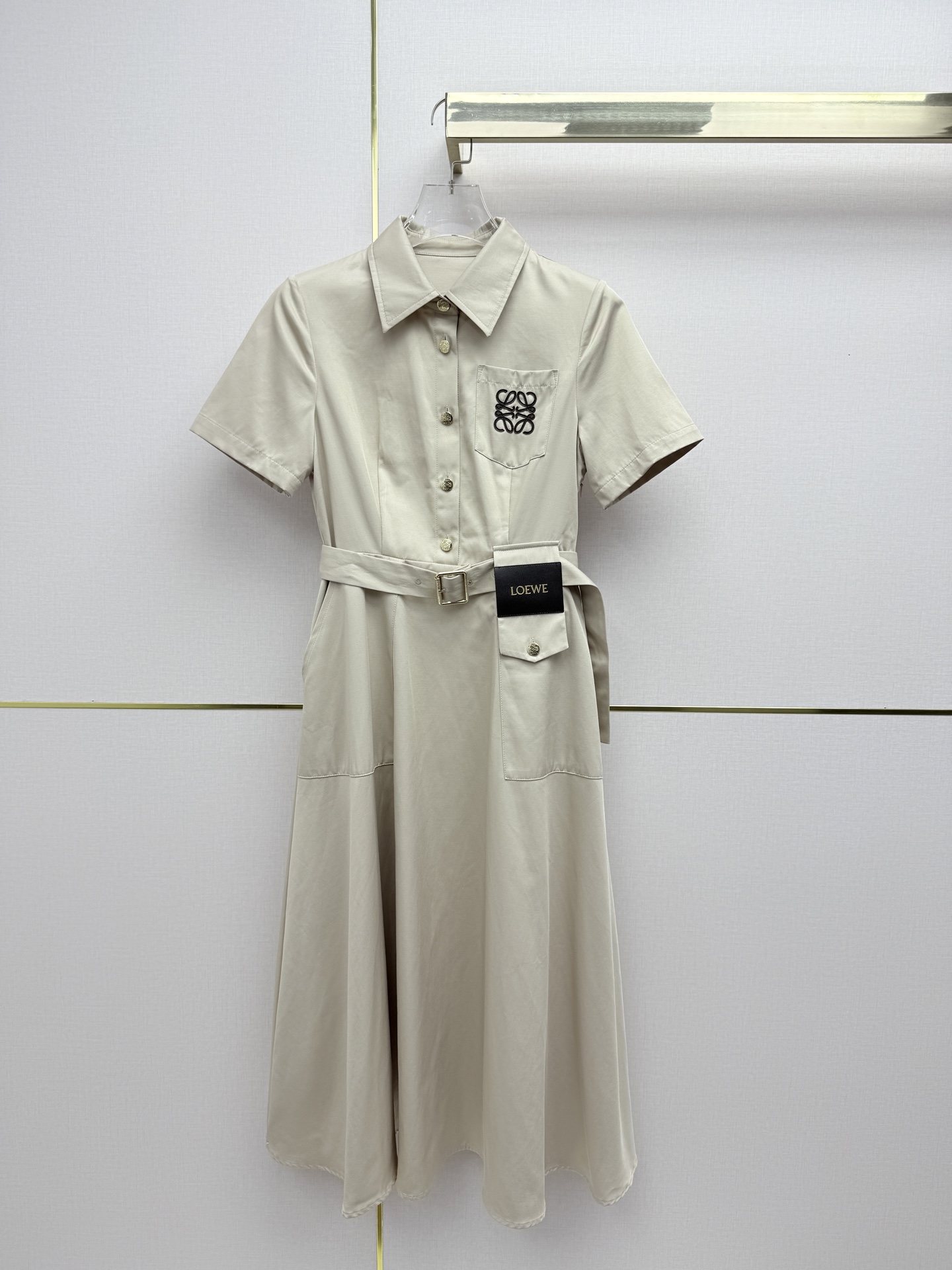 NO:723503,Loew*/26SS new lapel dress logo embroidered waist lettering leather plate decoration/double pocket skirt/belt waist/fashionable temperament/two colors and three codes SMLB808, Loewe-clothing, loewe, loewe, skirts,19860909Loew*/26SS新款翻领连衣裙Logo刺绣腰头字母皮牌装饰/双插袋裙摆/搭腰带收腰/时尚气质/两色三码SMLB808,罗意威-服装,loewe,loewe,skirts,,Women's clothing