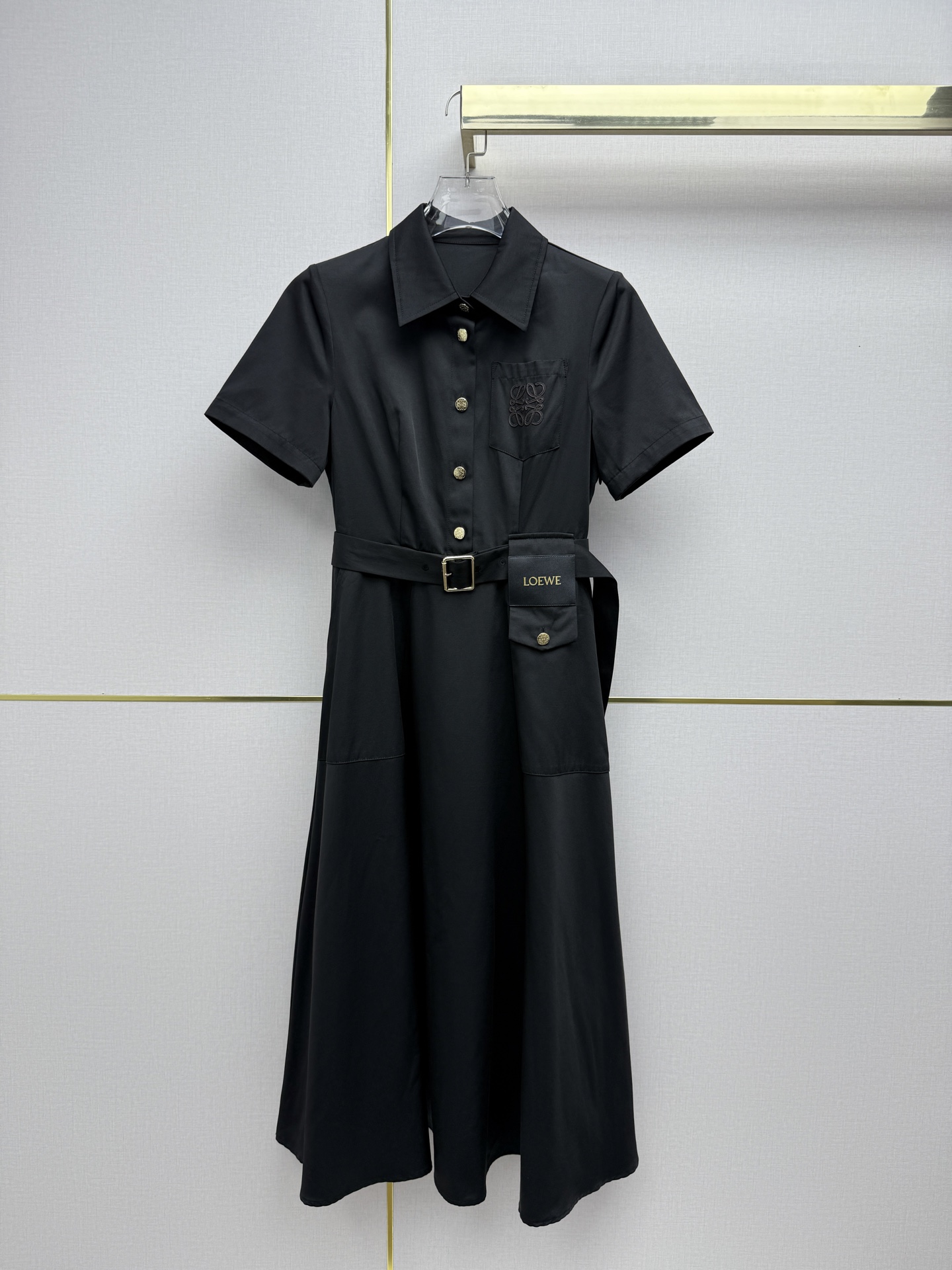NO:723538,Loew*/26SS new lapel dress logo embroidered waist lettering leather plate decoration/double pocket skirt/belt waist/fashionable temperament/two colors and three codes SMLB808, Loewe-clothing, loewe, loewe, skirts,19860909Loew*/26SS新款翻领连衣裙Logo刺绣腰头字母皮牌装饰/双插袋裙摆/搭腰带收腰/时尚气质/两色三码SMLB808,罗意威-服装,loewe,loewe,skirts,,Women's clothing
