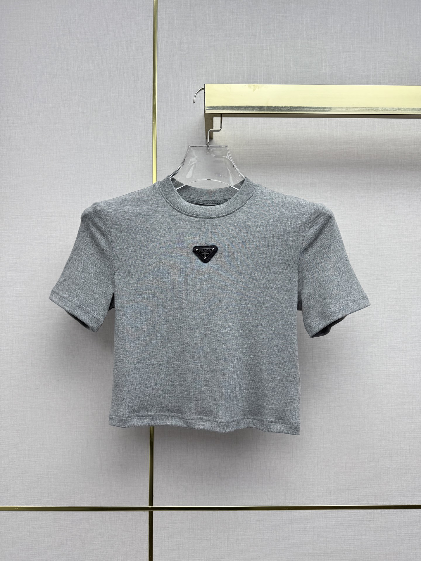 NO:754859,Prad*/26SS new small T-shirt/classic triangle logo decoration/basic model/three colors and three codes SML, Prada-clothing, loro piana, prada, prada, tees, t-shirt,19860909Prad*/26SS新款小T恤/经典三角标装饰/基础款/三色三码SML,普拉达-服装,loro piana,prada,prada,tees，t-shirt,,Women's clothing