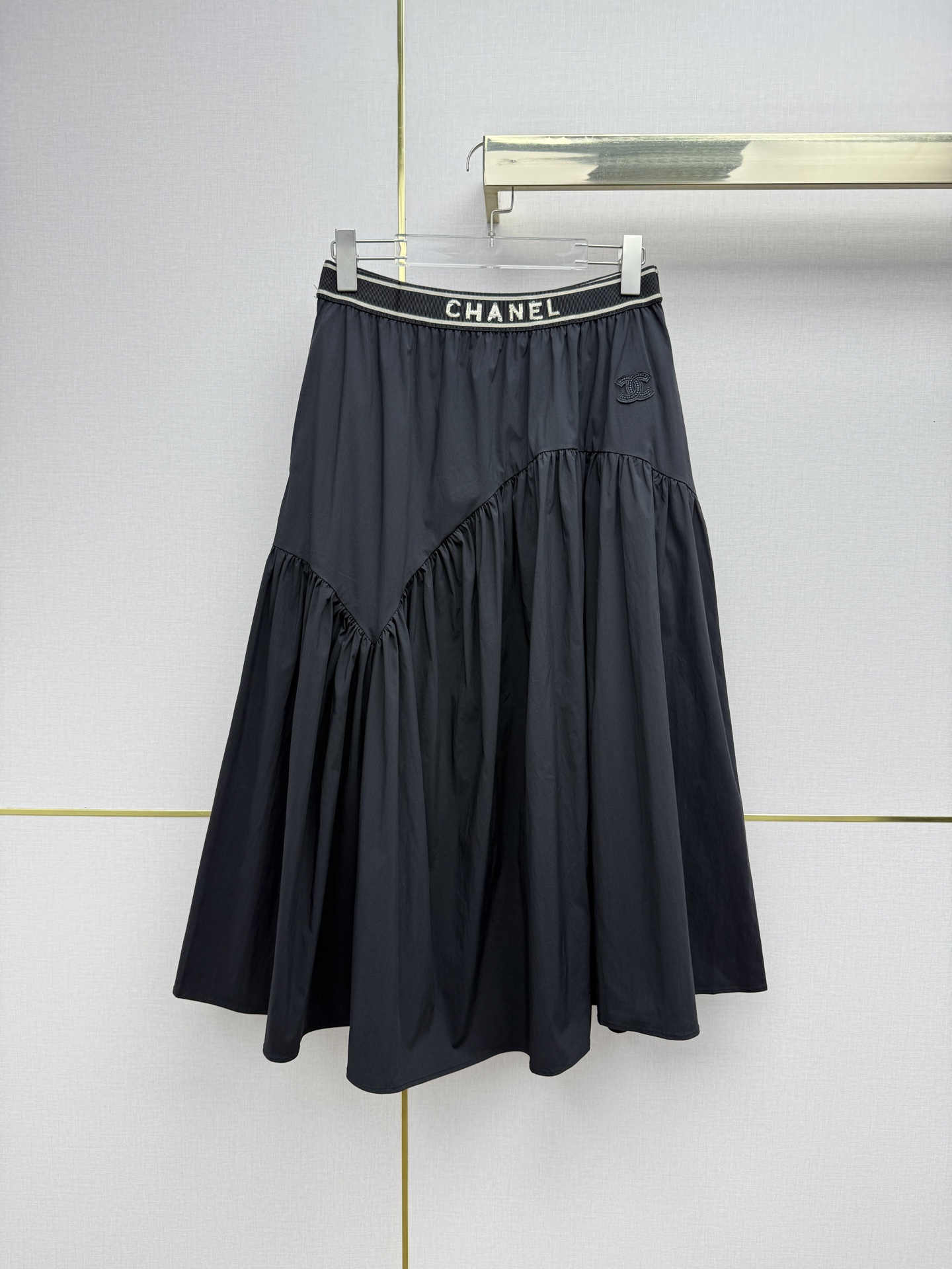 NO:783613,CHANE*/26SS new skirt/Elastic waistband with brand letters printed on it, comfortable and comfortable, raised waistline/large pleated skirt, swaying in the wind when walking, light and smart/two colors and three sizes SML, Chanel-clothing, chanel, chanel, loro piana, skirts,19860909CHANE*/26SS新款半身裙/松紧腰头印着品牌字母,舒适不勒,抬高腰线/褶皱拼接的大裙摆,走路时随风晃动,轻盈又灵动/两色三码SML,香奈儿-服装,chanel,chanel,loro piana,skirts,,Women's clothing
