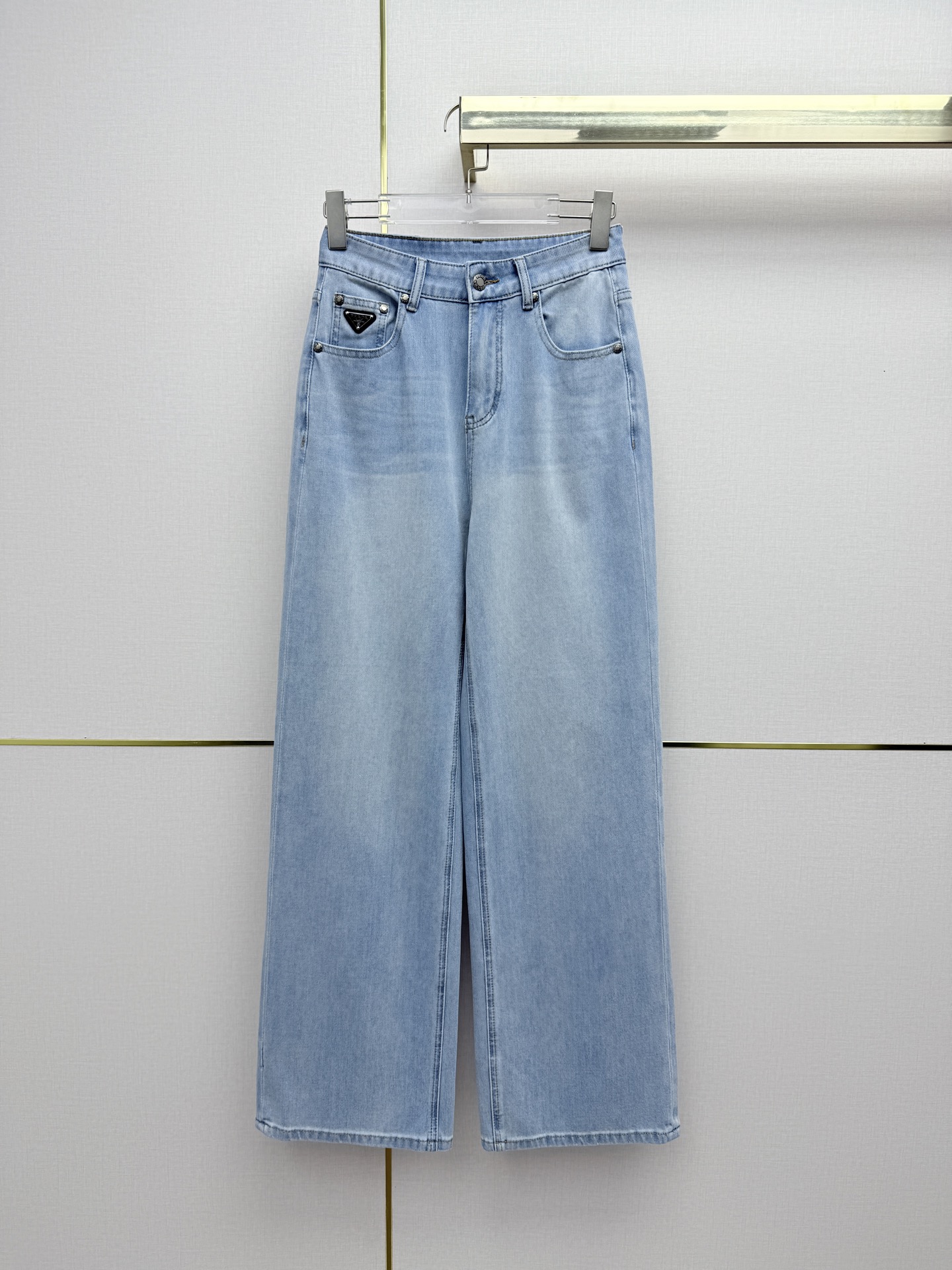 NO:783586,Prad*/26SS spring and summer new style denim straight pants/back pocket embroidered classic triangle logo decoration/gradient color washing process/four-way elastic denim fabric/versatile item/blue white/two colors and five codes 26-27-28-29-30/, Prada-clothing, prada, prada,19860909Prad*/26SS春夏新款牛仔直筒裤/后口袋绣花经典三角标装饰/渐变色洗水工艺/四面弹牛仔面料/百搭单品/蓝色白色/两色五码26-27-28-29-30/,普拉达-服装,prada,prada,,Women's clothing