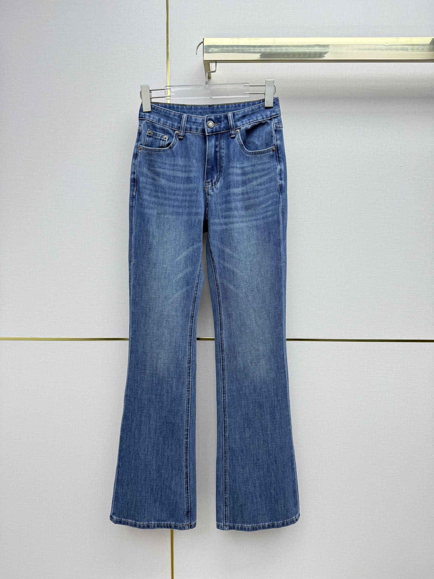 NO:783590,Louis Vuitto*/26SS new versatile bootcut jeans / bootcut trousers / embroidered back pocket pattern / slim legs / four-way stretch denim fabric / gradient denim blue wash process / two colors and five codes (26/27/28/29/30, Louis Vuitton-Clothing, louis vuitton, louis vuitton, jeans,19860909Louis Vuitto*/26SS新款百搭微喇牛仔裤 /微喇裤型剪裁 /后口袋图案刺绣装饰/显腿细长/四面弹牛仔面料/渐变牛仔蓝洗水工艺/两色五码（26/27/28/29/30,路易威登-服装,louis vuitton,louis vuitton,jeans,,Women's clothing