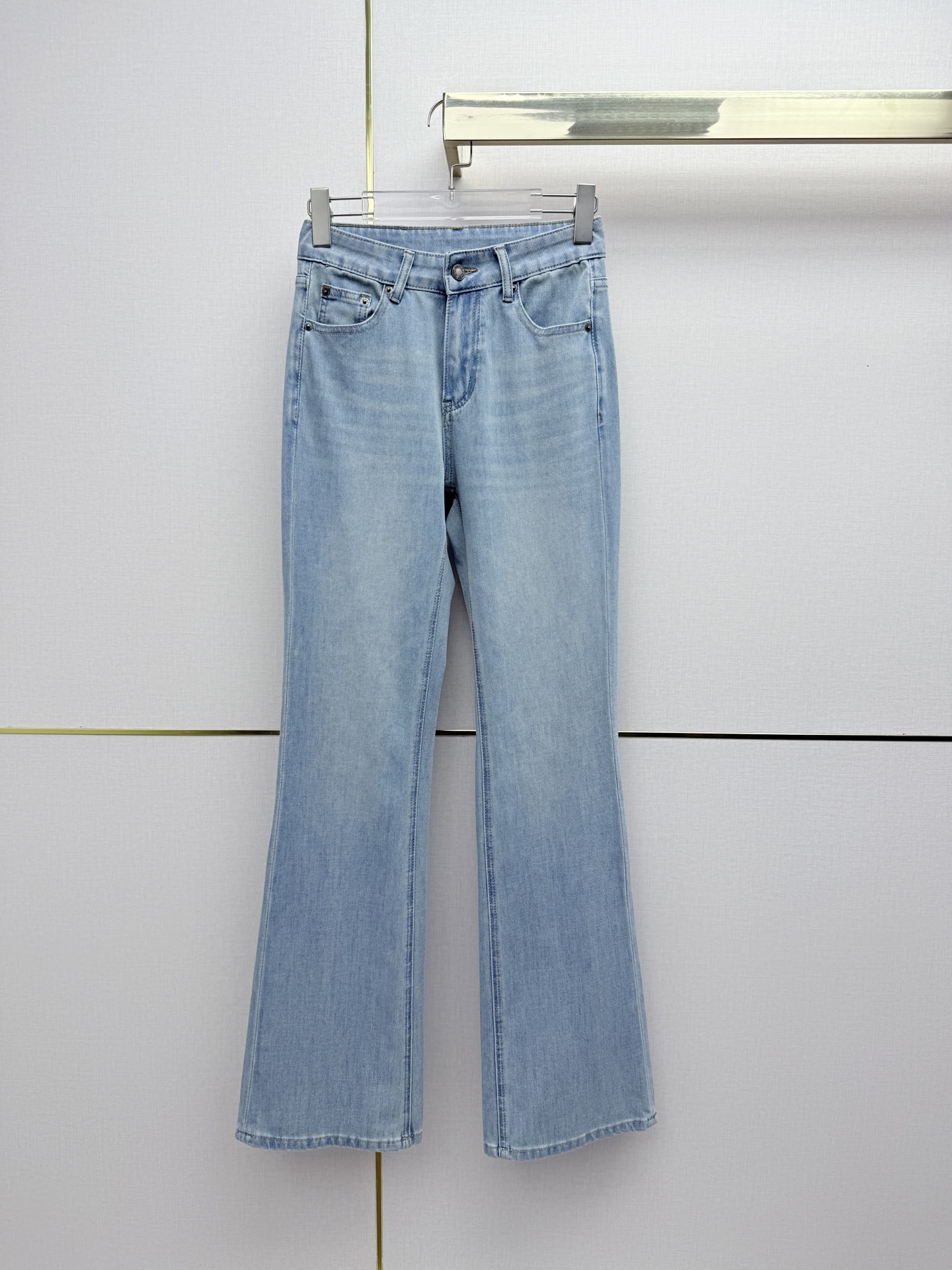 NO:783595,Louis Vuitto*/26SS new versatile boot-cut jeans / boot-cut trousers / embroidered back pocket pattern / slim legs / four-way stretch denim fabric / gradient denim blue wash process / two colors and five codes (26/27/28/29/30), Louis Vuitton-clothing, louis vuitton, louis vuitton, jeans,19860909Louis Vuitto*/26SS新款百搭微喇牛仔裤 /微喇裤型剪裁 /后口袋图案刺绣装饰/显腿细长/四面弹牛仔面料/渐变牛仔蓝洗水工艺/两色五码（26/27/28/29/30）,路易威登-服装,louis vuitton,louis vuitton,jeans,,Women's clothing