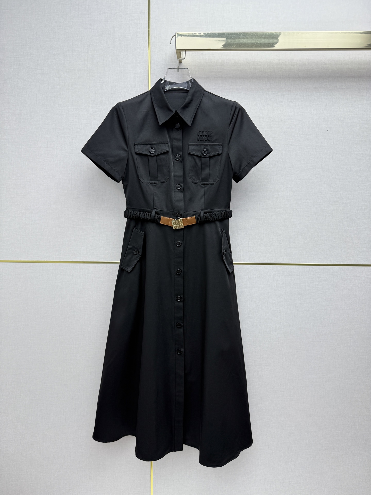 NO:825606,MiuMi*/26SS new temperament commuter work dress with lapel design + neat short sleeves/double patch pockets on the chest, full of retro workwear feel, comes with a waist belt, drapey anti-wrinkle fabric, simple and not monotonous, easy to wear to show the aura of a gentle heroine/two colors and three sizes SMLB808, Miu Miu-clothing, miumiu, skirts, T-shirt,19860909MiuMi*/26SS新款气质通勤工装连衣裙翻领设计+利落短袖/胸前双贴口袋,复古工装感拉满,附赠收腰腰带,垂顺抗皱面料,简约不单调,轻松穿出温柔大女主气场/两色三码SMLB808,缪缪-服装,miumiu,skirts,T-shirt,,Women's clothing