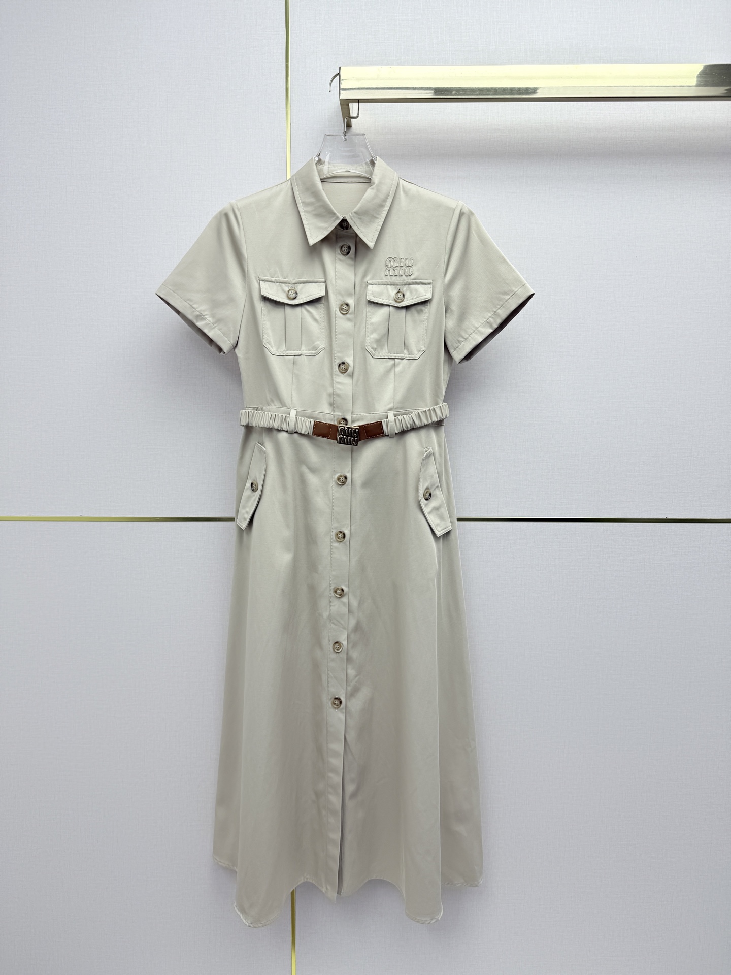 NO:825557,MiuMi*/26SS new temperament commuter work dress with lapel design + neat short sleeves/double patch pockets on the chest, full of retro workwear feel, comes with a waist belt, drapey anti-wrinkle fabric, simple and not monotonous, easy to wear to show the aura of a gentle heroine/two colors and three sizes SMLB808, Miu Miu-clothing, miumiu, skirts, T-shirt,19860909MiuMi*/26SS新款气质通勤工装连衣裙翻领设计+利落短袖/胸前双贴口袋,复古工装感拉满,附赠收腰腰带,垂顺抗皱面料,简约不单调,轻松穿出温柔大女主气场/两色三码SMLB808,缪缪-服装,miumiu,skirts,T-shirt,,Women's clothing
