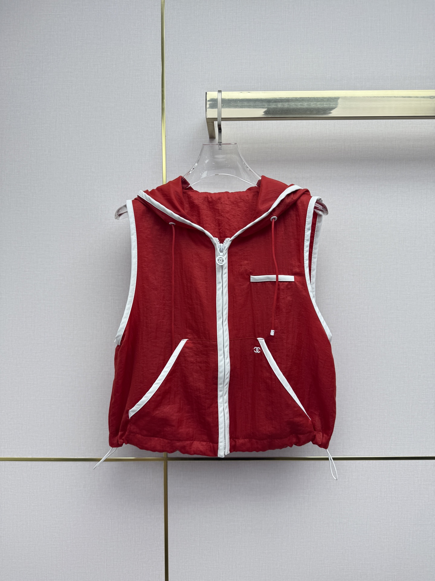 NO:825563,Chane*/26SS new hooded sleeveless top/contrast color splicing design/double C embroidery decoration/casual style/super correct fit/two colors and three codes SMLB808, Chanel-clothing,chanel,chanel,hats,19860909Chane*/26SS新款连帽无袖上衣/撞色拼接设计/双C绣花装饰/休闲款式/版型超正/两色三码SMLB808,香奈儿-服装,chanel,chanel,hats,,Women's clothing
