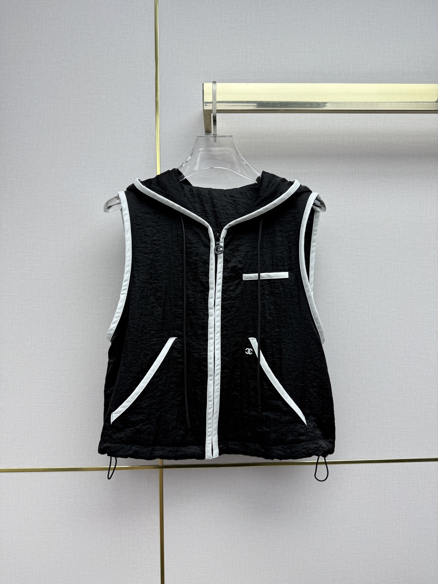 NO:825580,Chane*/26SS new hooded sleeveless top/contrast color splicing design/double C embroidery decoration/casual style/super correct fit/two colors and three codes SMLB808, Chanel-clothing,chanel,chanel,hats,19860909Chane*/26SS新款连帽无袖上衣/撞色拼接设计/双C绣花装饰/休闲款式/版型超正/两色三码SMLB808,香奈儿-服装,chanel,chanel,hats,,Women's clothing