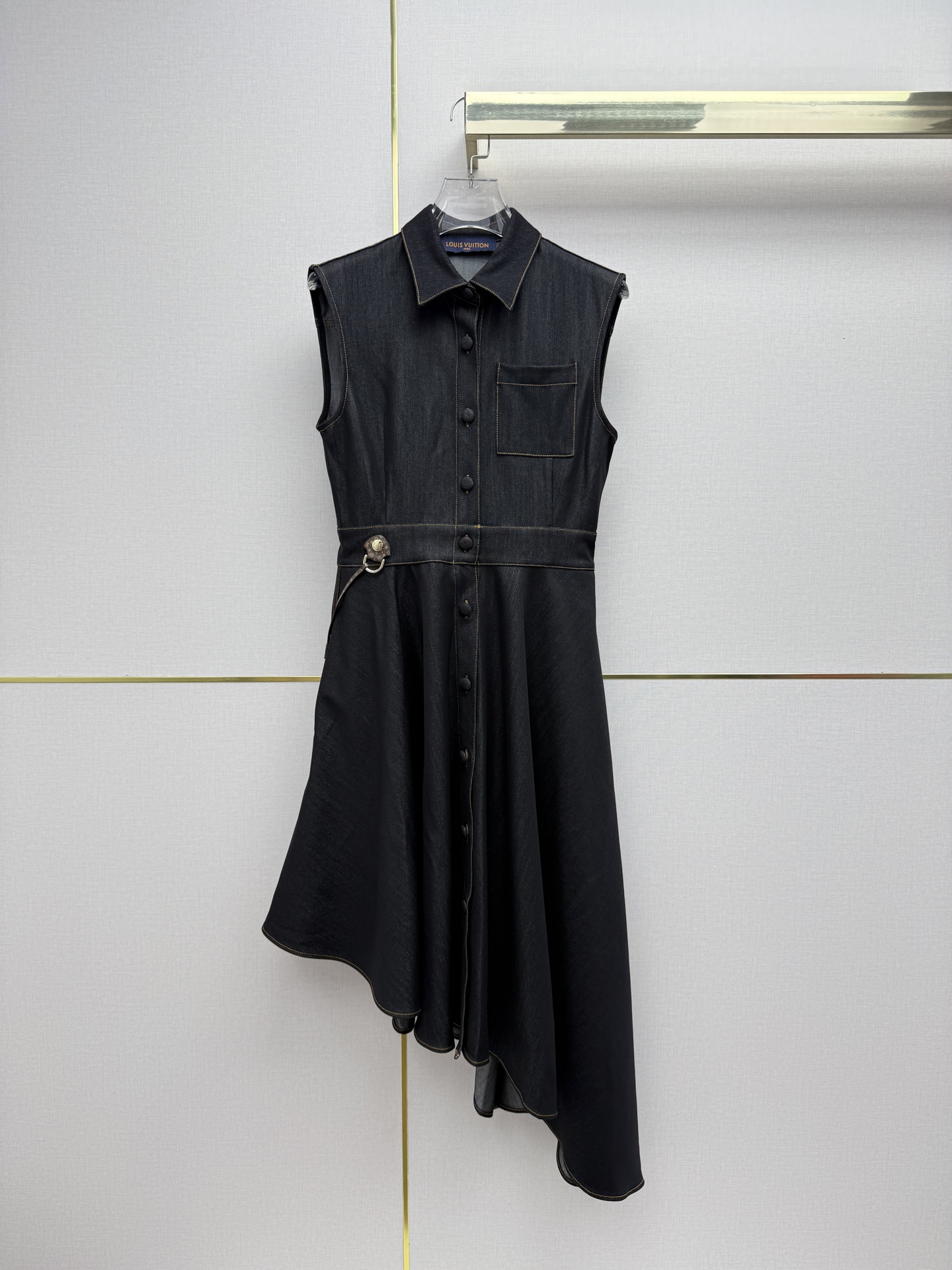 NO:825525,Louis Vuitto*/26SS new sleeveless dress with neat lapel + single-breasted design, refreshing and neat sleeveless cut, irregular hem cut, the upper body instantly becomes elegant and ladylike style/monochrome three-code SMLB808, Louis Vuitton-clothing, louis vuitton, louis vuitton, skirts,19860909Louis Vuitto*/26SS新款无袖连衣裙利落翻领+单排扣设计,无袖剪裁清爽利落,下摆不规则大摆剪裁,上身秒变优雅名媛气质款/单色三码SMLB808,路易威登-服装,louis vuitton,louis vuitton,skirts,,Women's clothing