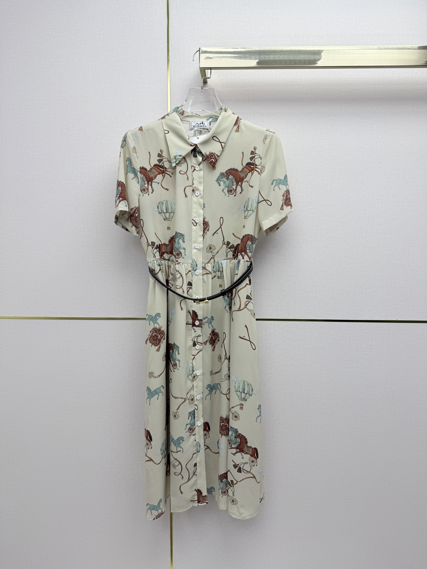 NO:825488,Herme*/26SS new style lapel short-sleeved dress/pattern printed fabric decoration/matching belt/high quality/two colors and three codes SMLB808, Hermes-clothing, hermes,hermes,skirts,T-shirt,19860909Herme*/26SS新款翻领短袖连衣裙/图案印花面料装饰/搭配腰带/高品质/两色三码SMLB808,爱马仕-服装,hermes,hermes,skirts,T-shirt,,Women's clothing