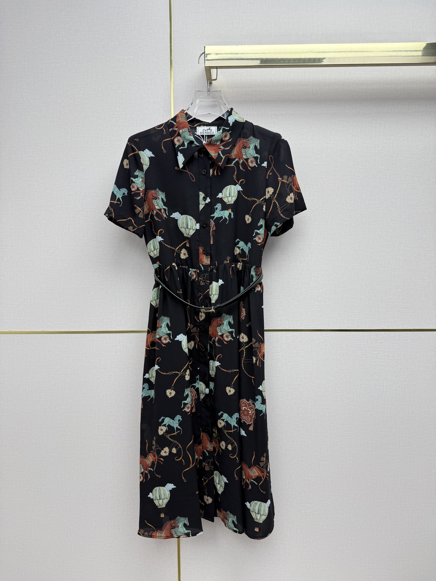 NO:825506,Herme*/26SS new style lapel short-sleeved dress/pattern printed fabric decoration/matching belt/high quality/two colors and three codes SMLB808, Hermes-clothing, hermes,hermes,skirts,T-shirt,19860909Herme*/26SS新款翻领短袖连衣裙/图案印花面料装饰/搭配腰带/高品质/两色三码SMLB808,爱马仕-服装,hermes,hermes,skirts,T-shirt,,Women's clothing