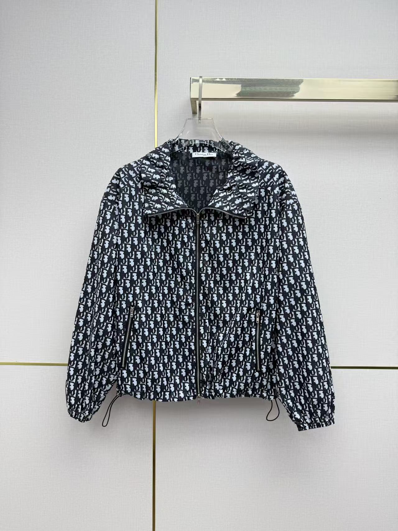 NO:825464,Dio*/26SS new hooded sun protection jacket/classic presbyopic print/hooded design with double drawstrings and metal buckles that can be adjusted freely/two colors and three codes SMLB808, Dior-clothing, dior, dior, jackets & coats, hats,19860909Dio*/26SS新款连帽防晒外套/经典老花印花/连帽设计搭配双抽绳与金属卡扣可自由调节/两色三码SMLB808,迪奥-服装,dior,dior,jackets & coats,hats,,Women's clothing