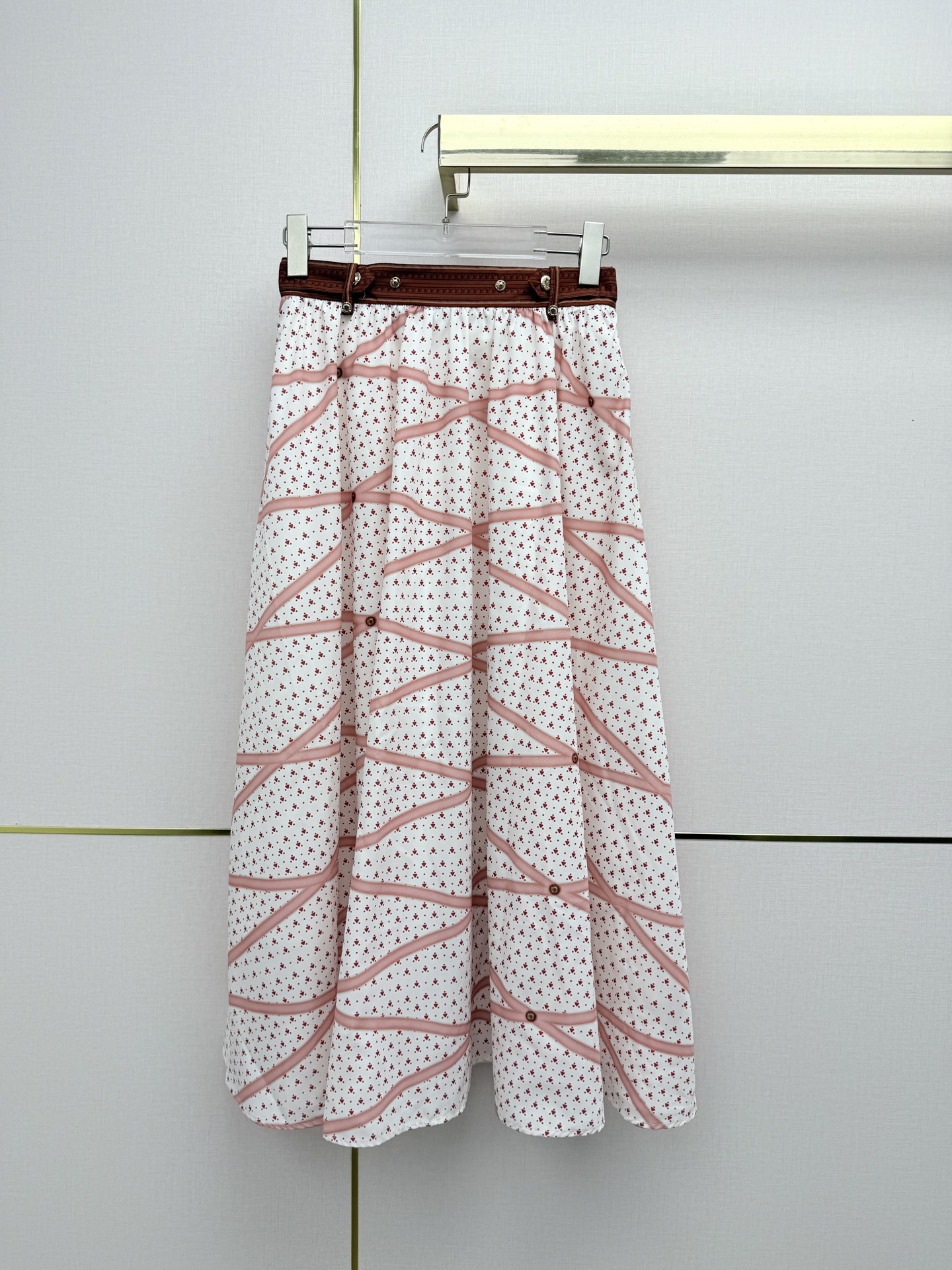 NO:825451,Louis Vuitto*/26SS new skirt/Full pattern print, gentle and neutral color tone, noble but not exaggerated/Four-button buckle to adjust the waist/Cover the crotch to make you slim, comfortable and comfortable,/High quality/Single color three sizes SMLB808, Louis Vuitton-clothing, louis vuitton, louis vuitton, skirts,19860909Louis Vuitto*/26SS新款半裙/图案满印,颜色底调温柔中和,显贵不浮夸/ 四合扣调节腰头/遮胯显瘦,舒适自在,/高品质/单色三码SMLB808,路易威登-服装,louis vuitton,louis vuitton,skirts,,Women's clothing