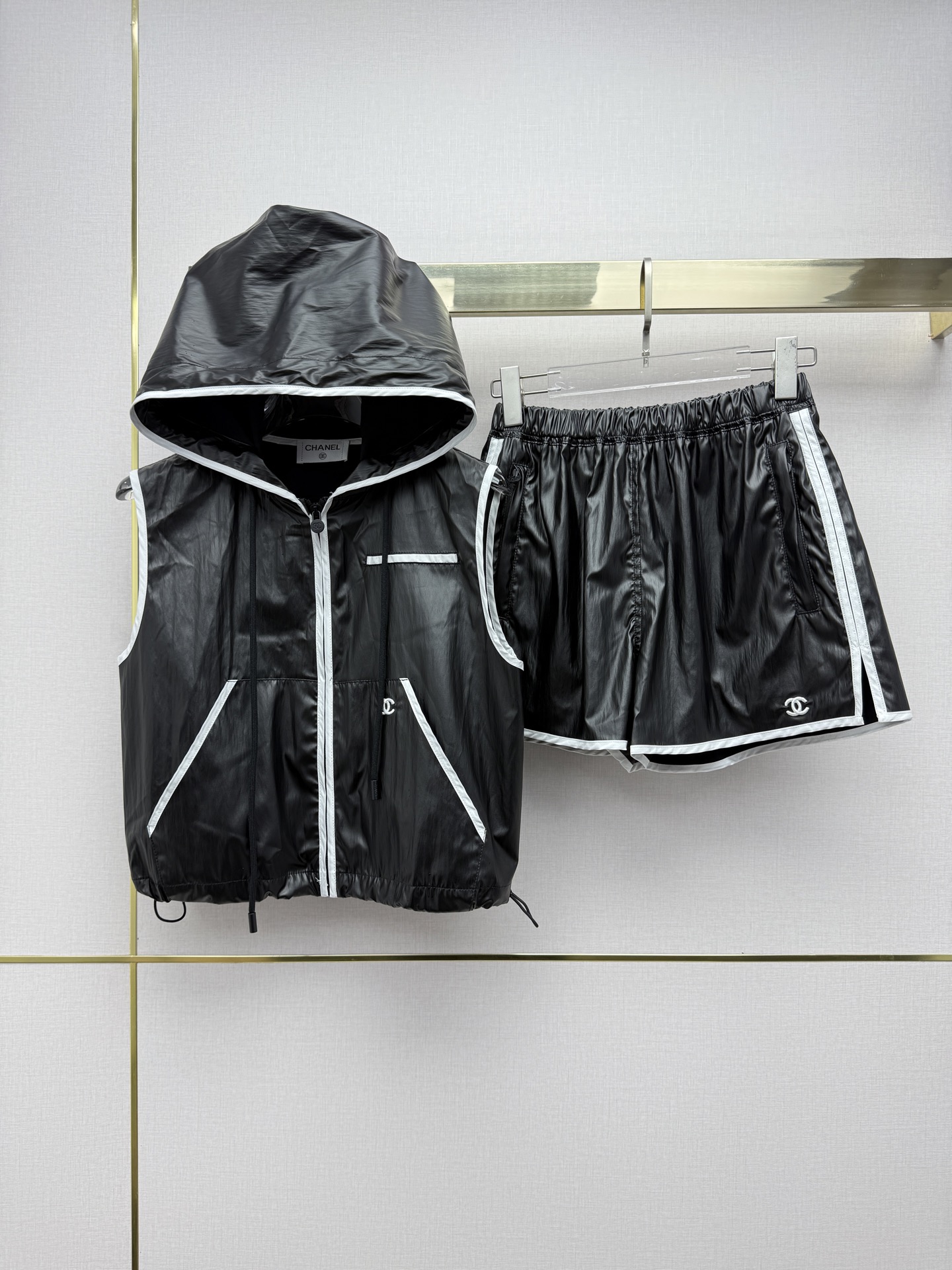 NO:825523,Chane*/26SS new hooded sleeveless top shorts suit/contrast color splicing design/double C embroidery decoration/casual style/super positive fit/single color three codes SMLB808, Chanel-clothing, chanel, chanel, shorts, hats,19860909Chane*/26SS新款连帽无袖上衣短裤套装/撞色拼接设计/双C绣花装饰/休闲款式/版型超正/单色三码SMLB808,香奈儿-服装,chanel,chanel,shorts,hats,,Women's clothing