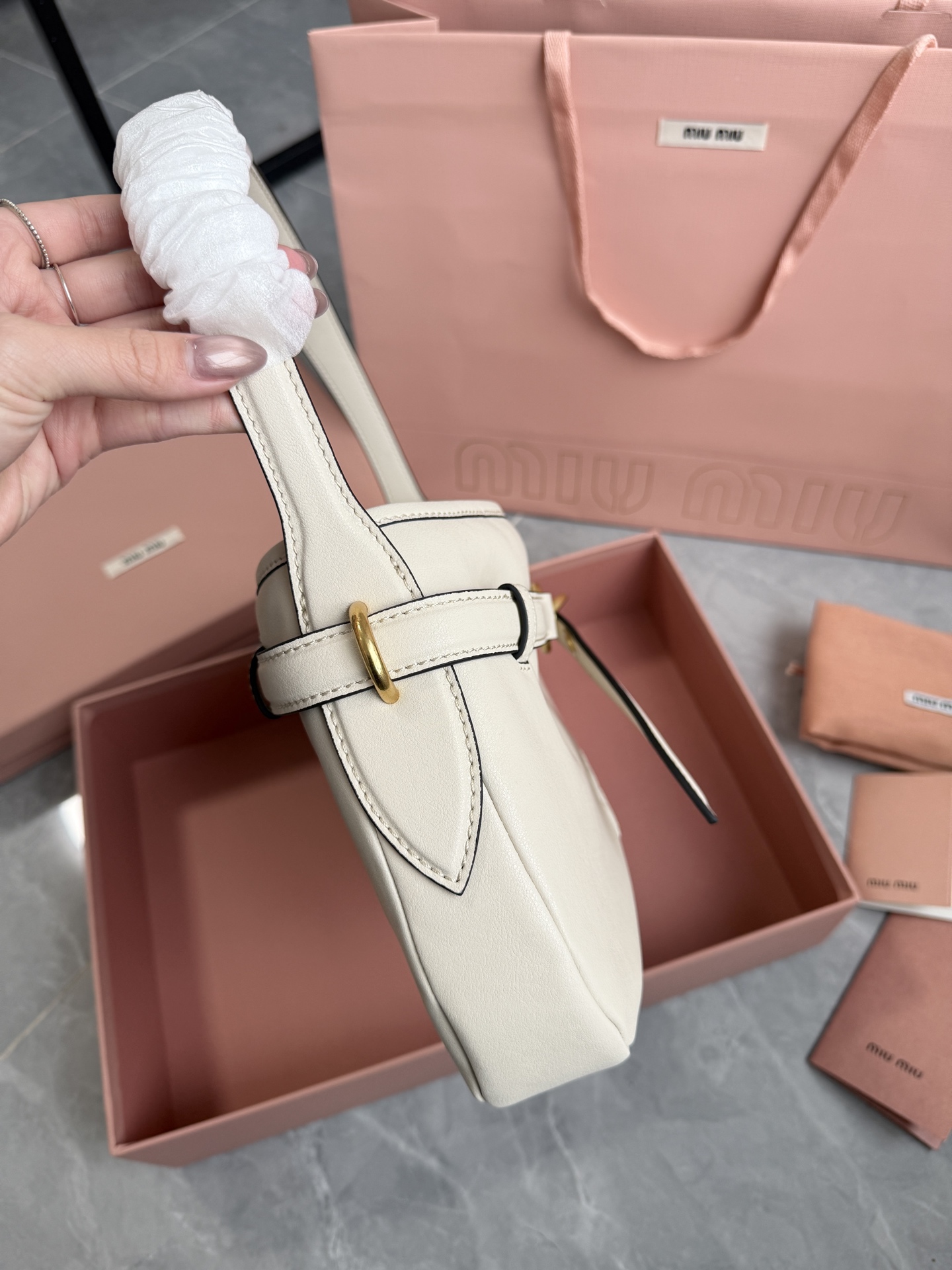 Miu Miu 升级版miu nappa腋下包·白色