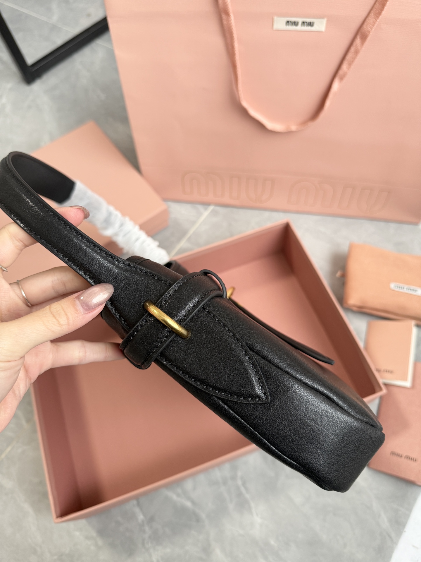 Miu Miu 升级版miu nappa腋下包·黑色