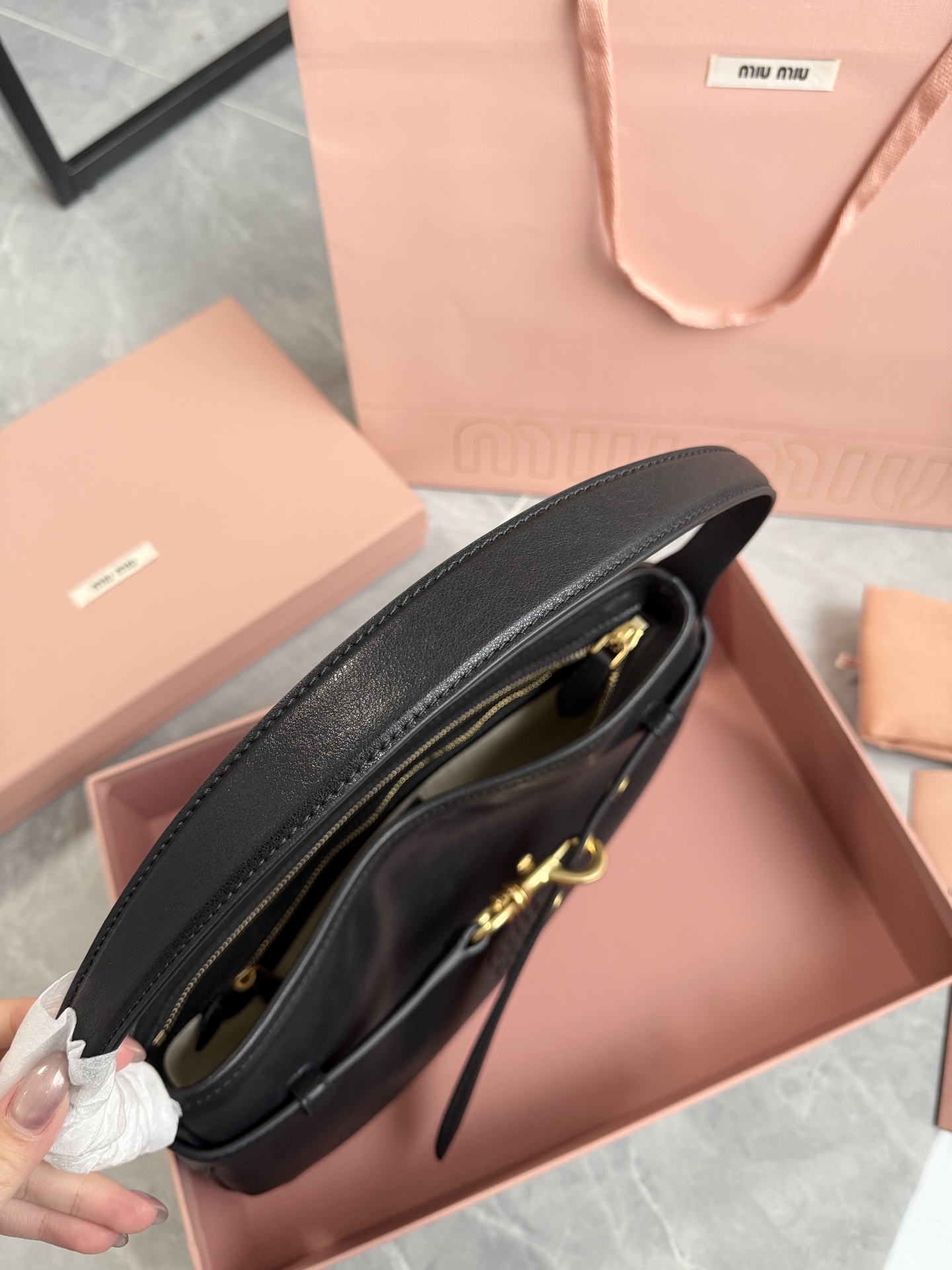 Miu Miu 升级版miu nappa腋下包·黑色