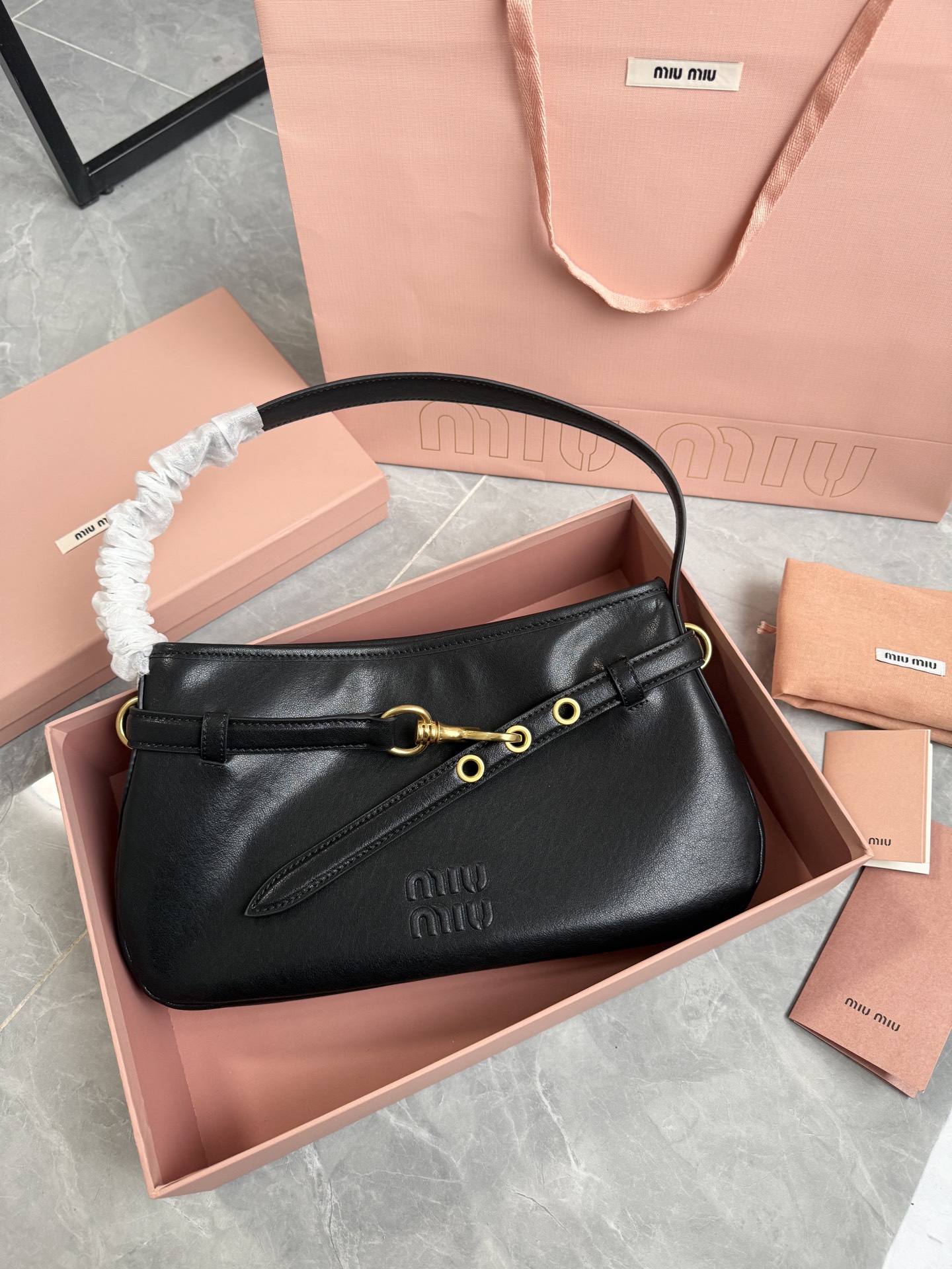 Miu Miu 升级版miu nappa腋下包·黑色