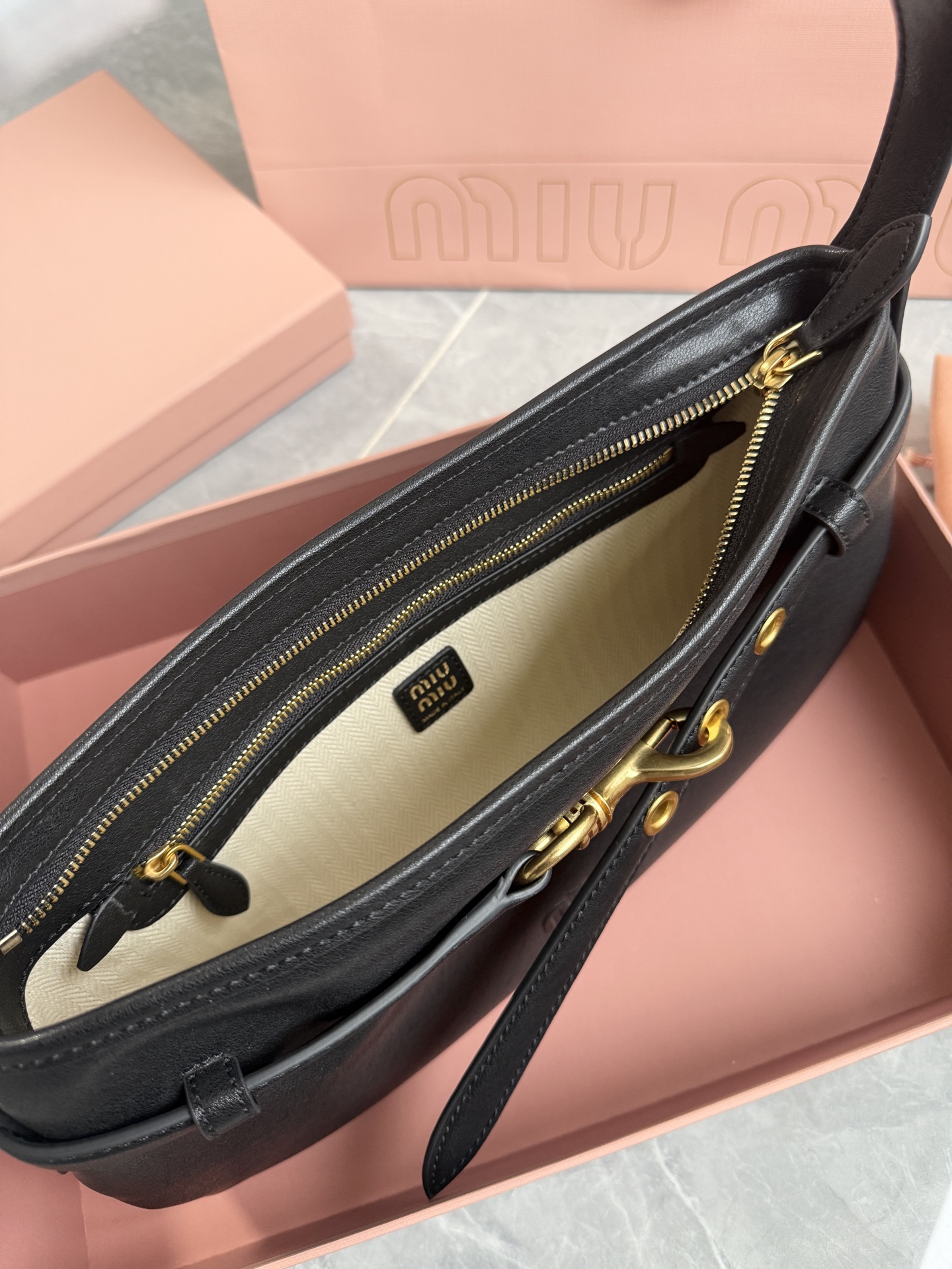 Miu Miu 升级版miu nappa腋下包·黑色