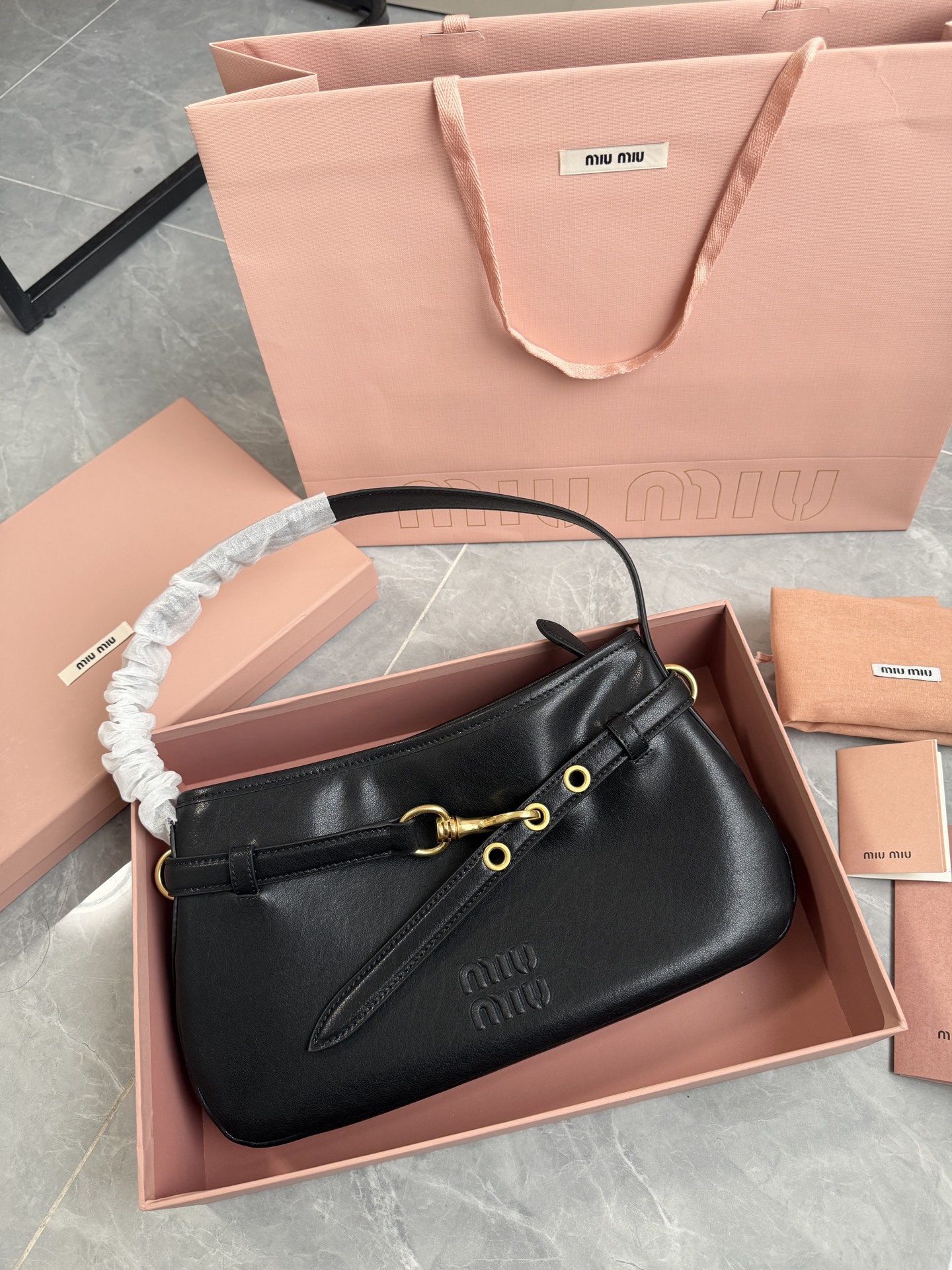 Miu Miu 升级版miu nappa腋下包·黑色