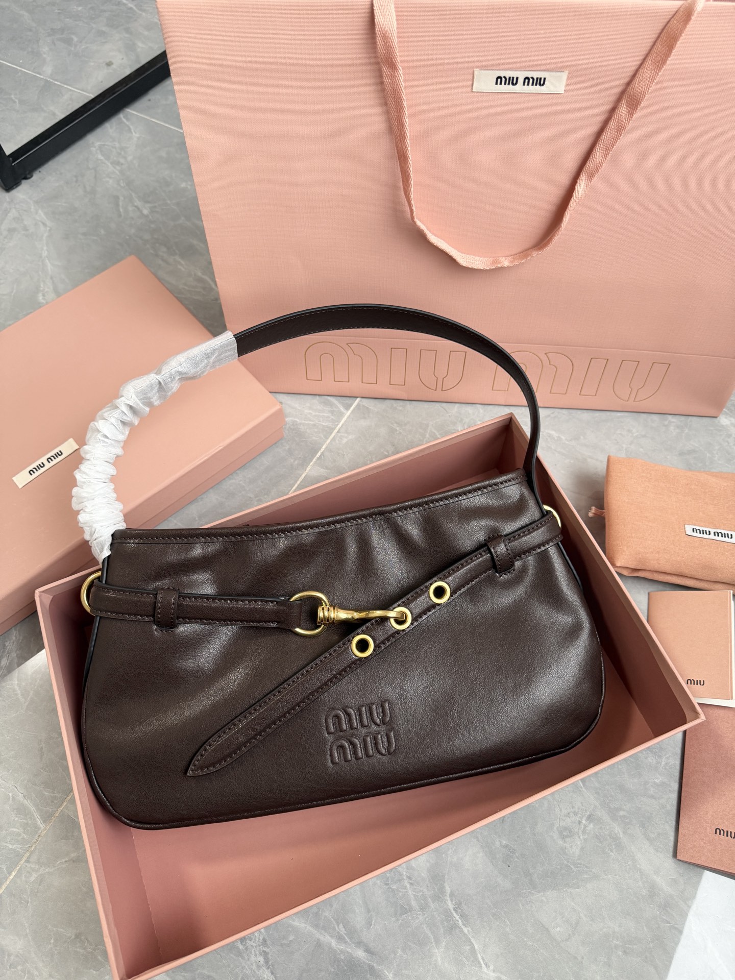 Miu Miu 升级版miu nappa腋下包·楠木