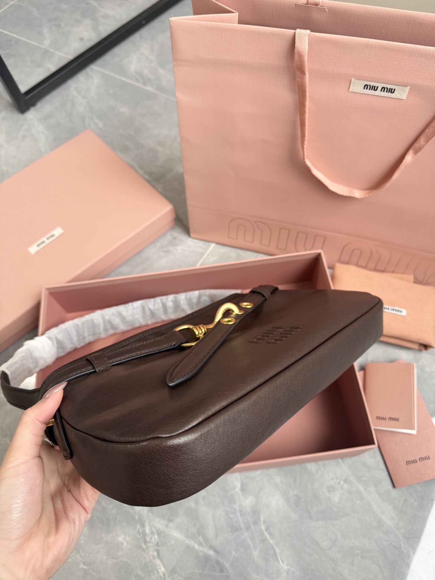 Miu Miu 升级版miu nappa腋下包·楠木