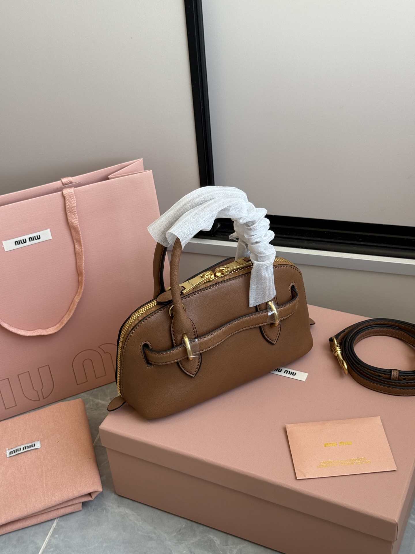 Miu Miu Miu贝壳包迷你·干邑色