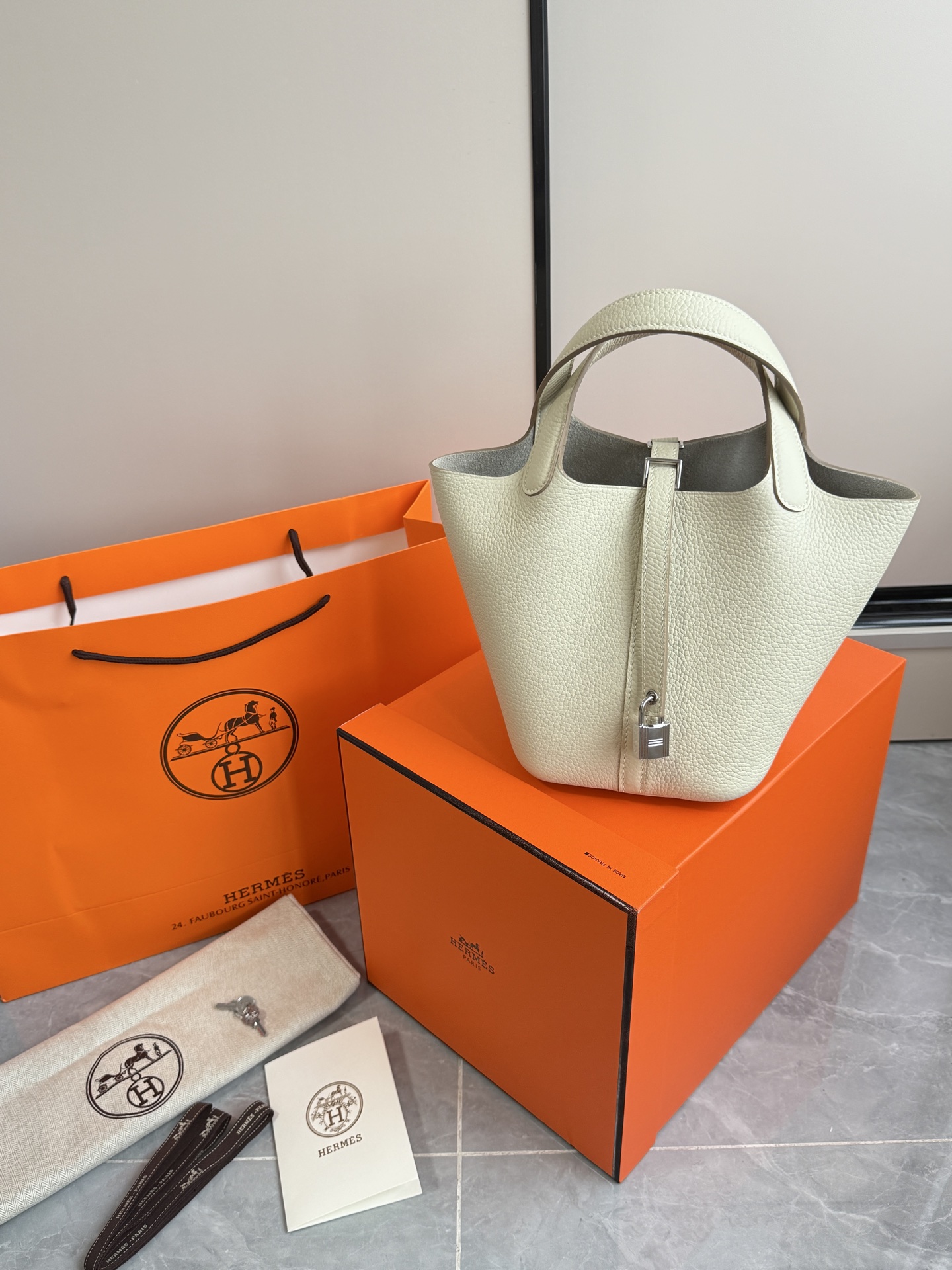 NO:700623,H vegetable basket·Silver buckle milkshake white. Original TC leather. Stainless steel hardware. Hand-stitched wax thread. High-quality raw materials are all arranged. Perfect fit. The classic style is well-deserved and so beautiful. Size 18×19×13.5cm, Hermes, Hermes, Hermes,19860909H菜篮子·银扣奶昔白 对原版TC皮.不锈钢五金.手缝蜡线 高品质原材料通通安排上 适配度满分 经典款式名不虚传太美了 尺寸18×19×13.5cm,爱马仕,hermes,Hermes,,Bag