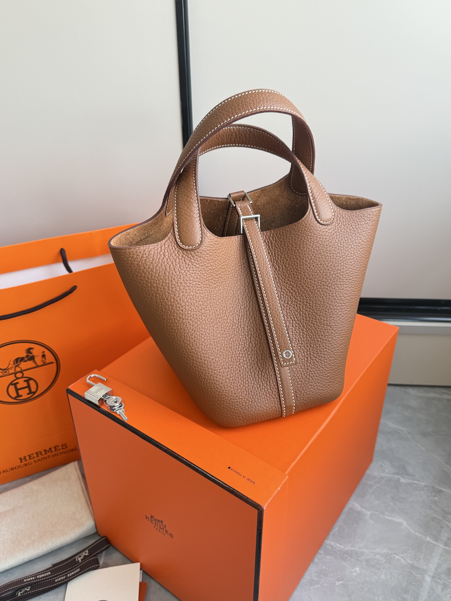 NO:700622,H Vegetable Basket·Silver Button Brown Paired with original TC leather. Stainless steel hardware. Hand-stitched wax thread. High-quality raw materials are all arranged. Perfect fit. The classic style is well-deserved and so beautiful. Size 18×19×13.5cm, Hermes, Hermes, Hermes,19860909H菜篮子·银扣棕色 对原版TC皮.不锈钢五金.手缝蜡线 高品质原材料通通安排上 适配度满分 经典款式名不虚传太美了 尺寸18×19×13.5cm,爱马仕,hermes,Hermes,,Bag