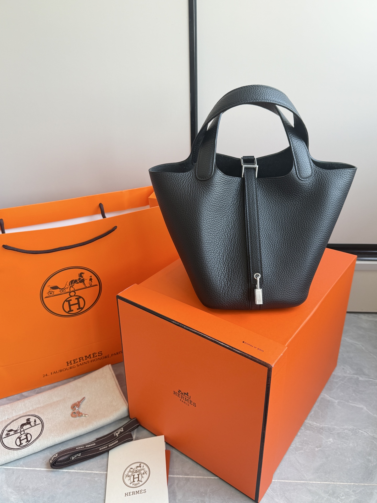 NO:700640,H Vegetable Basket·Silver Buckle Black. Original TC leather. Stainless steel hardware. Hand-stitched wax thread. High-quality raw materials are all arranged. Perfect fit. The classic style is well-deserved and so beautiful. Size 18×19×13.5cm, Hermes, Hermes, Hermes,19860909H菜篮子·银扣黑色 对原版TC皮.不锈钢五金.手缝蜡线 高品质原材料通通安排上 适配度满分 经典款式名不虚传太美了 尺寸18×19×13.5cm,爱马仕,hermes,Hermes,,Bag