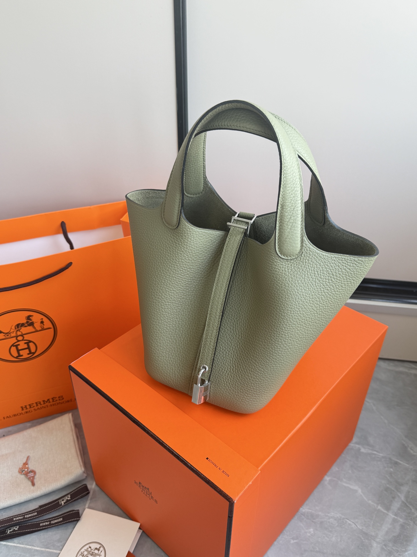 NO:700625,H Vegetable Basket·Silver Buckle Sage Green Paired with the original TC leather. Stainless steel hardware. Hand-stitched wax thread. High-quality raw materials are all arranged. Perfect fit. The classic style is well-deserved and so beautiful. Size 18×19×13.5cm, Hermes, Hermes, Hermes,19860909H菜篮子·银扣鼠尾草绿 对原版TC皮.不锈钢五金.手缝蜡线 高品质原材料通通安排上 适配度满分 经典款式名不虚传太美了 尺寸18×19×13.5cm,爱马仕,hermes,Hermes,,Bag