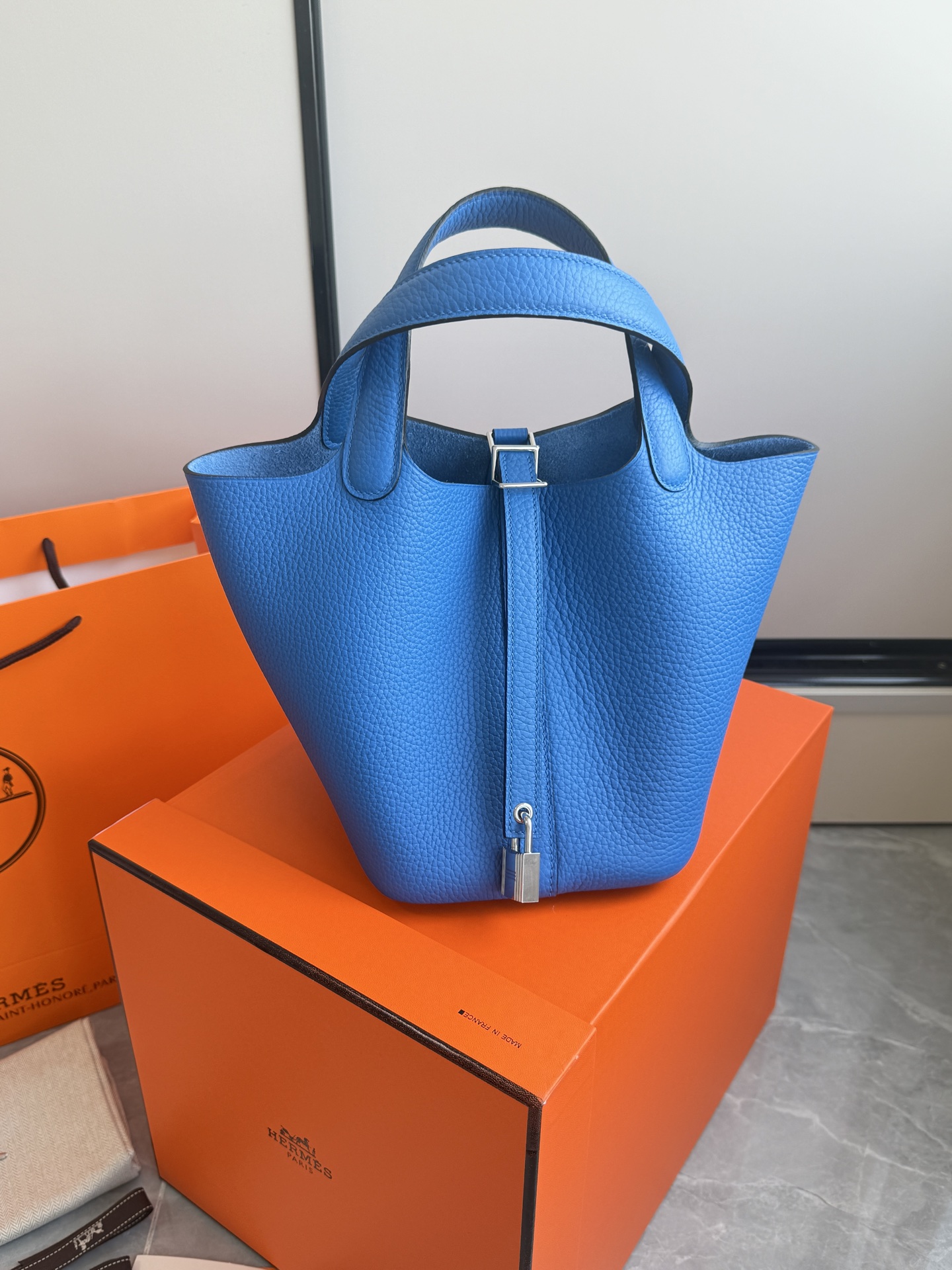 NO:700629,H vegetable basket·silver buckle dark blue. Original TC leather. Stainless steel hardware. Hand-stitched wax thread. High-quality raw materials are all arranged. Perfect fit. The classic style is well-deserved and so beautiful. Size 18×19×13.5cm, Hermes, Hermes, Hermes,19860909H菜篮子·银扣深蓝色 对原版TC皮.不锈钢五金.手缝蜡线 高品质原材料通通安排上 适配度满分 经典款式名不虚传太美了 尺寸18×19×13.5cm,爱马仕,hermes,Hermes,,Bag