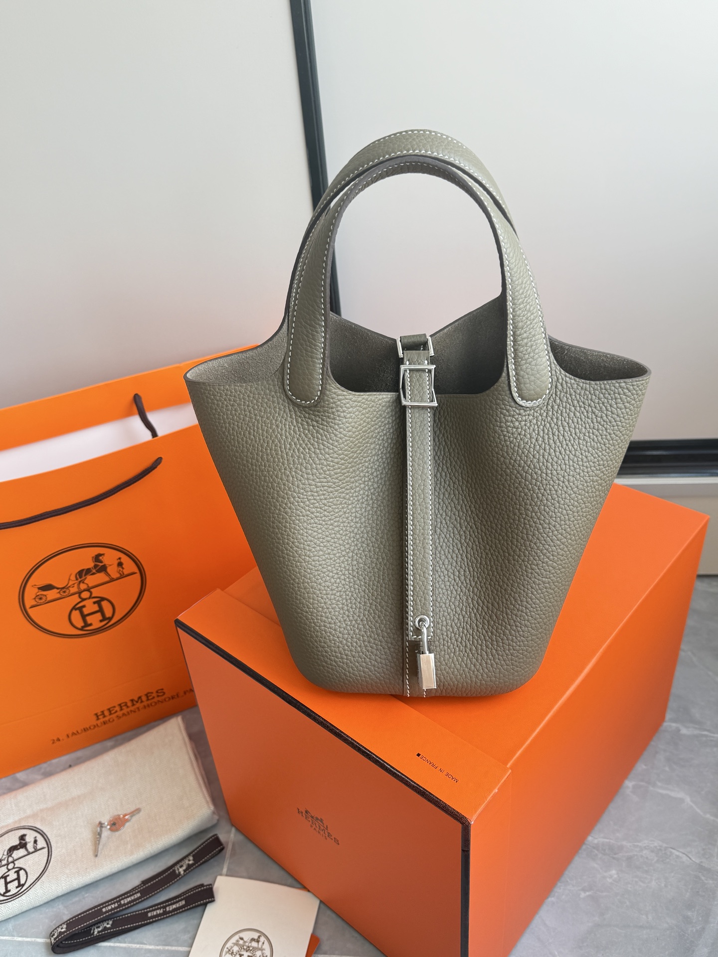 NO:700638,H vegetable basket·silver buckle elephant gray is a pair of original TC leather, stainless steel hardware, and hand-stitched wax thread. High-quality raw materials are all arranged. The fit is perfect. The classic style is well-deserved and so beautiful. Size 18×19×13.5cm, Hermes, Hermes, Hermes,19860909H菜篮子·银扣大象灰 对原版TC皮.不锈钢五金.手缝蜡线 高品质原材料通通安排上 适配度满分 经典款式名不虚传太美了 尺寸18×19×13.5cm,爱马仕,hermes,Hermes,,Bag
