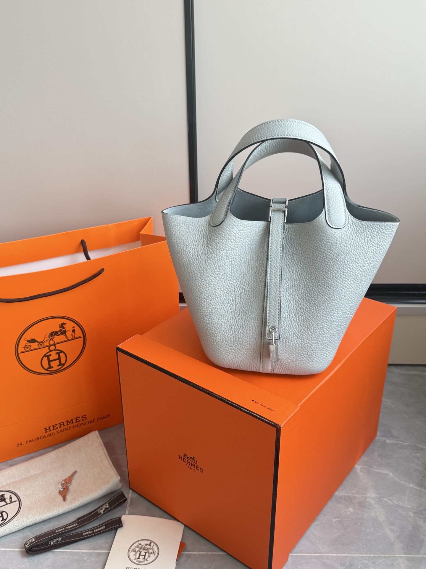 NO:700627,H Vegetable Basket Silver Buckle Holy Grail Blue Paired with original TC leather. Stainless steel hardware. Hand-stitched wax thread. High-quality raw materials are all arranged. Perfect fit. The classic style is well-deserved and so beautiful. Size 18×19×13.5cm, Hermes, Hermes, Hermes,19860909H菜篮子·银扣圣杯蓝 对原版TC皮.不锈钢五金.手缝蜡线 高品质原材料通通安排上 适配度满分 经典款式名不虚传太美了 尺寸18×19×13.5cm,爱马仕,hermes,Hermes,,Bag