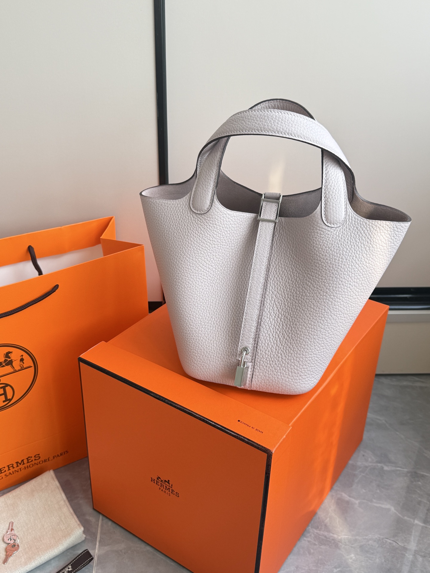 NO:700633,H Vegetable Basket·Silver Buckle Dream Powder is a pair of original TC leather, stainless steel hardware, and hand-stitched wax thread. High-quality raw materials are all arranged. The fit is perfect. The classic style is well-deserved and so beautiful. Size 18×19×13.5cm, Hermes, Hermes, Hermes,19860909H菜篮子·银扣梦幻粉 对原版TC皮.不锈钢五金.手缝蜡线 高品质原材料通通安排上 适配度满分 经典款式名不虚传太美了 尺寸18×19×13.5cm,爱马仕,hermes,Hermes,,Bag