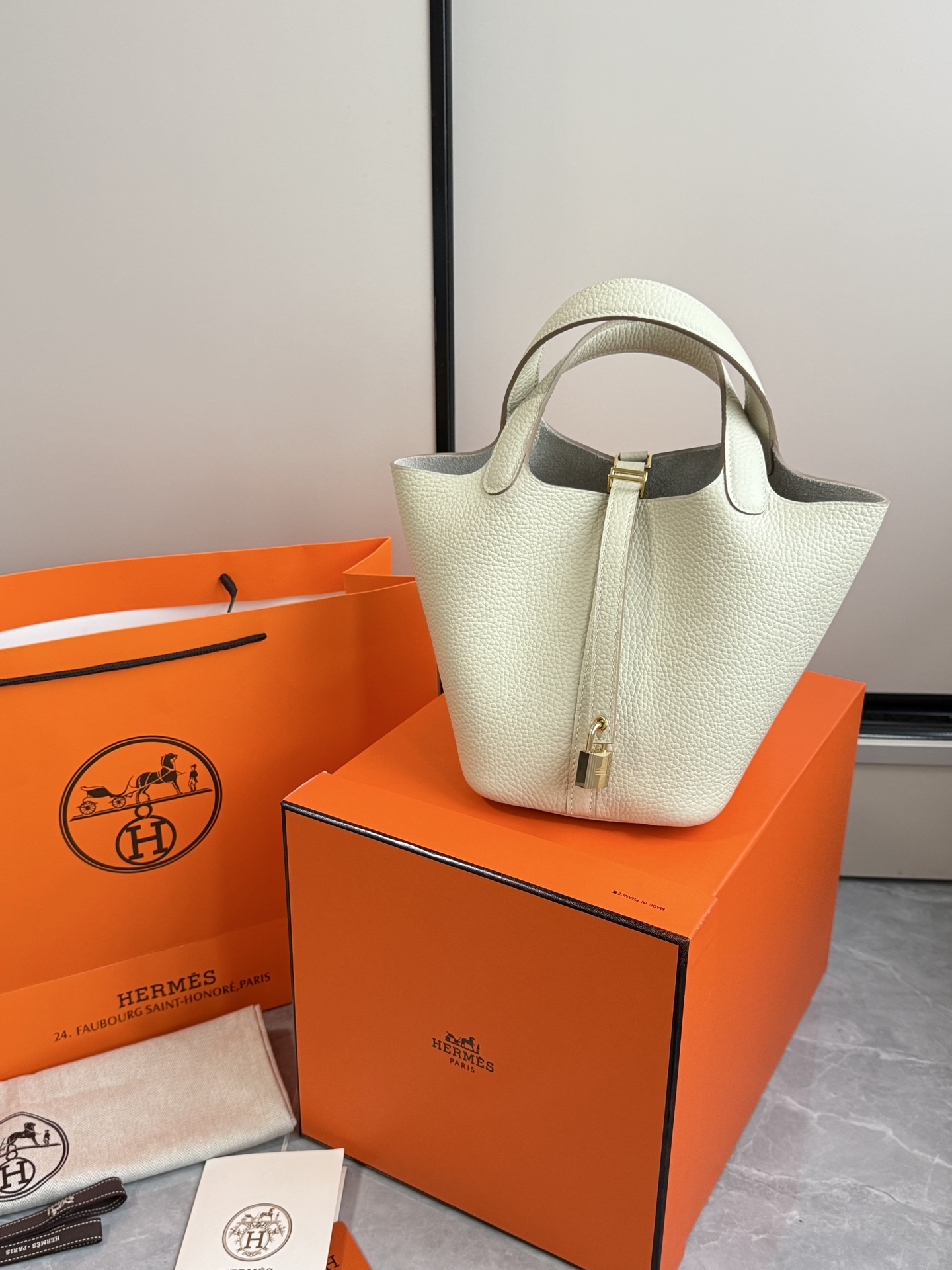 NO:700634,H vegetable basket·Golden buckle milkshake white. Original TC leather. Stainless steel hardware. Hand-stitched wax thread. High-quality raw materials are all arranged. Perfect fit. The classic style is well-deserved and so beautiful. Size 18×19×13.5cm, Hermes, Hermes, Hermes,19860909H菜篮子·金扣奶昔白 对原版TC皮.不锈钢五金.手缝蜡线 高品质原材料通通安排上 适配度满分 经典款式名不虚传太美了 尺寸18×19×13.5cm,爱马仕,hermes,Hermes,,Bag