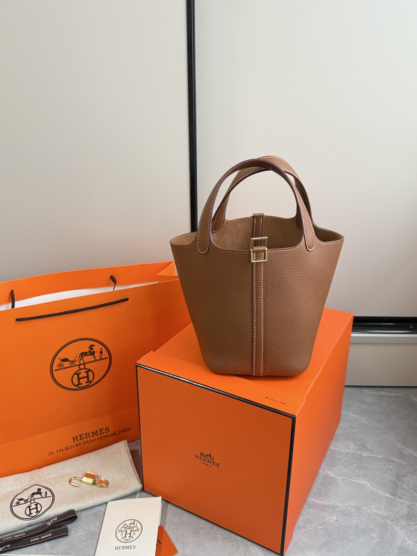 NO:700628,H Vegetable Basket·Gold Button Brown Paired with original TC leather. Stainless steel hardware. Hand-stitched wax thread. High-quality raw materials are all arranged. Perfect fit. The classic style is well-deserved and so beautiful. Size 18×19×13.5cm, Hermes, Hermes, Hermes,19860909H菜篮子·金扣棕色 对原版TC皮.不锈钢五金.手缝蜡线 高品质原材料通通安排上 适配度满分 经典款式名不虚传太美了 尺寸18×19×13.5cm,爱马仕,hermes,Hermes,,Bag