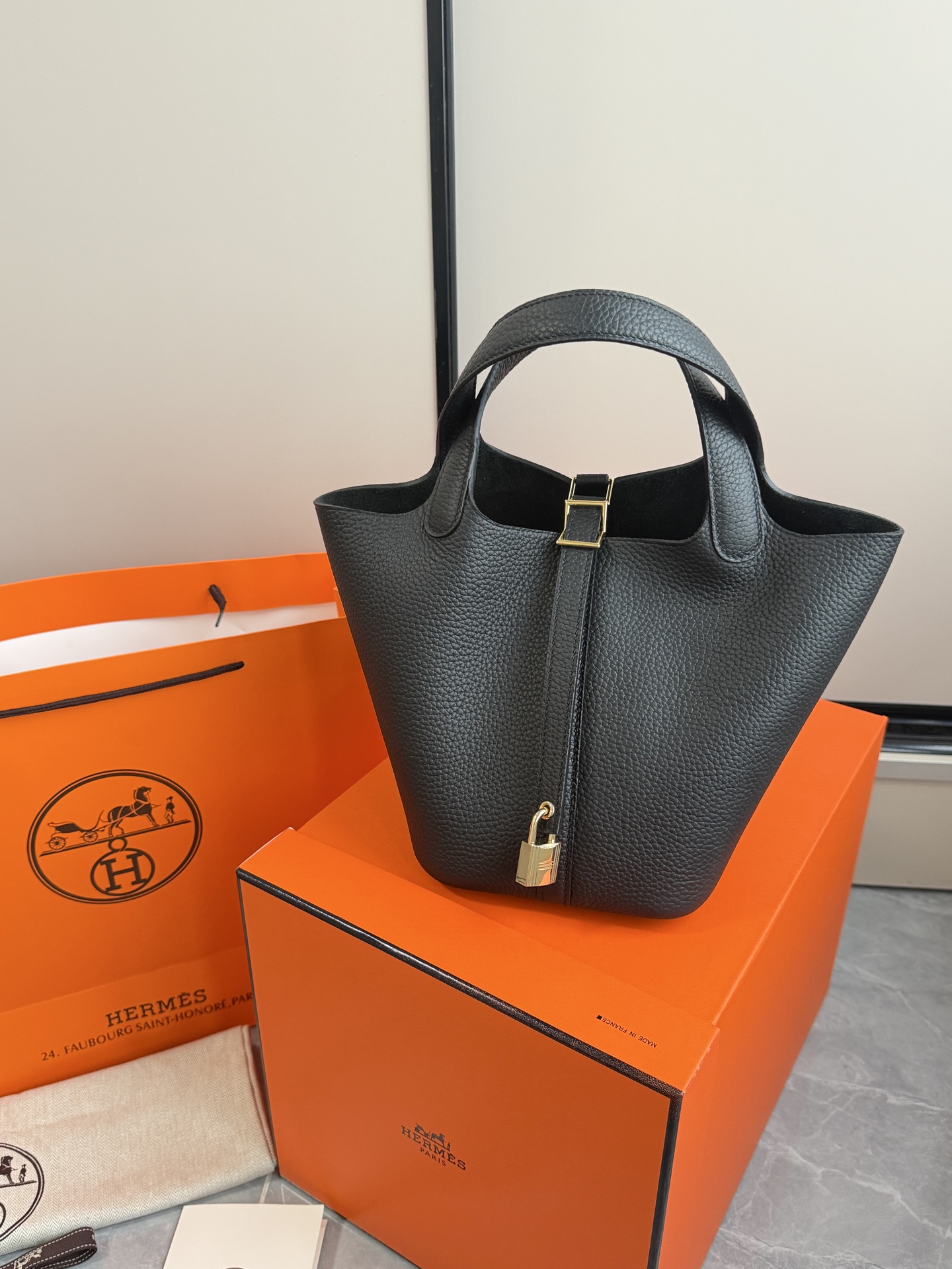 NO:700631,H vegetable basket·gold buckle black, original TC leather, stainless steel hardware, hand-stitched wax thread, high-quality raw materials, all arranged, perfect fit. The classic style is well-deserved and so beautiful. Size 18×19×13.5cm, Hermes, Hermes, Hermes,19860909H菜篮子·金扣黑色 对原版TC皮.不锈钢五金.手缝蜡线 高品质原材料通通安排上 适配度满分 经典款式名不虚传太美了 尺寸18×19×13.5cm,爱马仕,hermes,Hermes,,Bag