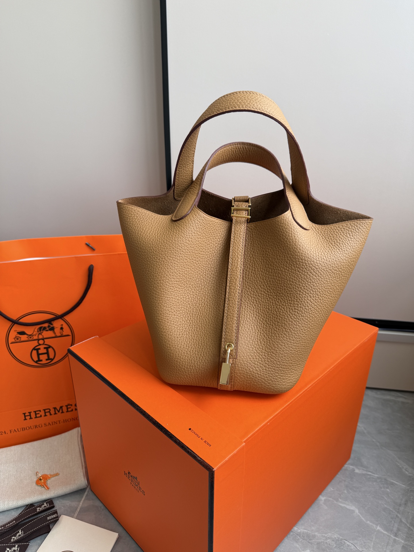 NO:700639,H vegetable basket·Gold buckle biscuit color is a pair of original TC leather. Stainless steel hardware. Hand-stitched wax thread. High-quality raw materials are all arranged. Perfect fit. The classic style is well-deserved and so beautiful. Size 18×19×13.5cm, Hermes, Hermes, Hermes,19860909H菜篮子·金扣饼干色 对原版TC皮.不锈钢五金.手缝蜡线 高品质原材料通通安排上 适配度满分 经典款式名不虚传太美了 尺寸18×19×13.5cm,爱马仕,hermes,Hermes,,Bag