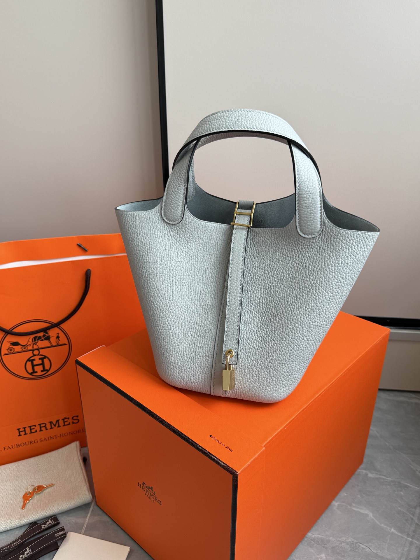 NO:700635,H Vegetable Basket·Gold Buckle Holy Grail Blue is a pair of original TC leather. Stainless steel hardware. Hand-stitched wax thread. High-quality raw materials are all arranged. Perfect fit. The classic style is well-deserved and so beautiful. Size 18×19×13.5cm, Hermes, Hermes, Hermes,19860909H菜篮子·金扣圣杯蓝 对原版TC皮.不锈钢五金.手缝蜡线 高品质原材料通通安排上 适配度满分 经典款式名不虚传太美了 尺寸18×19×13.5cm,爱马仕,hermes,Hermes,,Bag