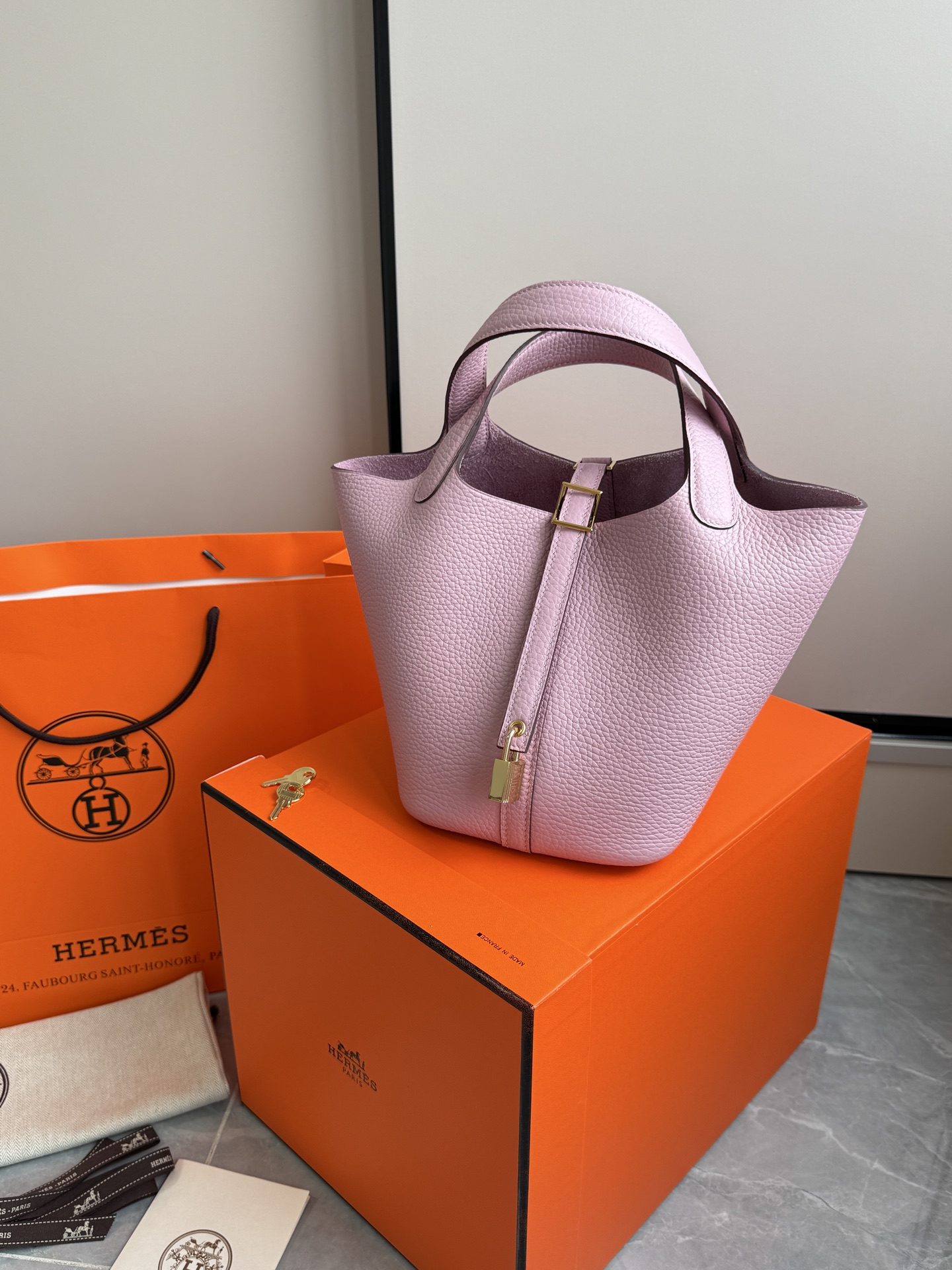 NO:700637,H vegetable basket·Gold buckle cherry blossom powder is a pair of original TC leather. Stainless steel hardware. Hand-stitched wax thread. High-quality raw materials are all arranged. Perfect fit. The classic style is well-deserved and so beautiful. Size 18×19×13.5cm, Hermes, Hermes, Hermes,19860909H菜篮子·金扣樱花粉 对原版TC皮.不锈钢五金.手缝蜡线 高品质原材料通通安排上 适配度满分 经典款式名不虚传太美了 尺寸18×19×13.5cm,爱马仕,hermes,Hermes,,Bag