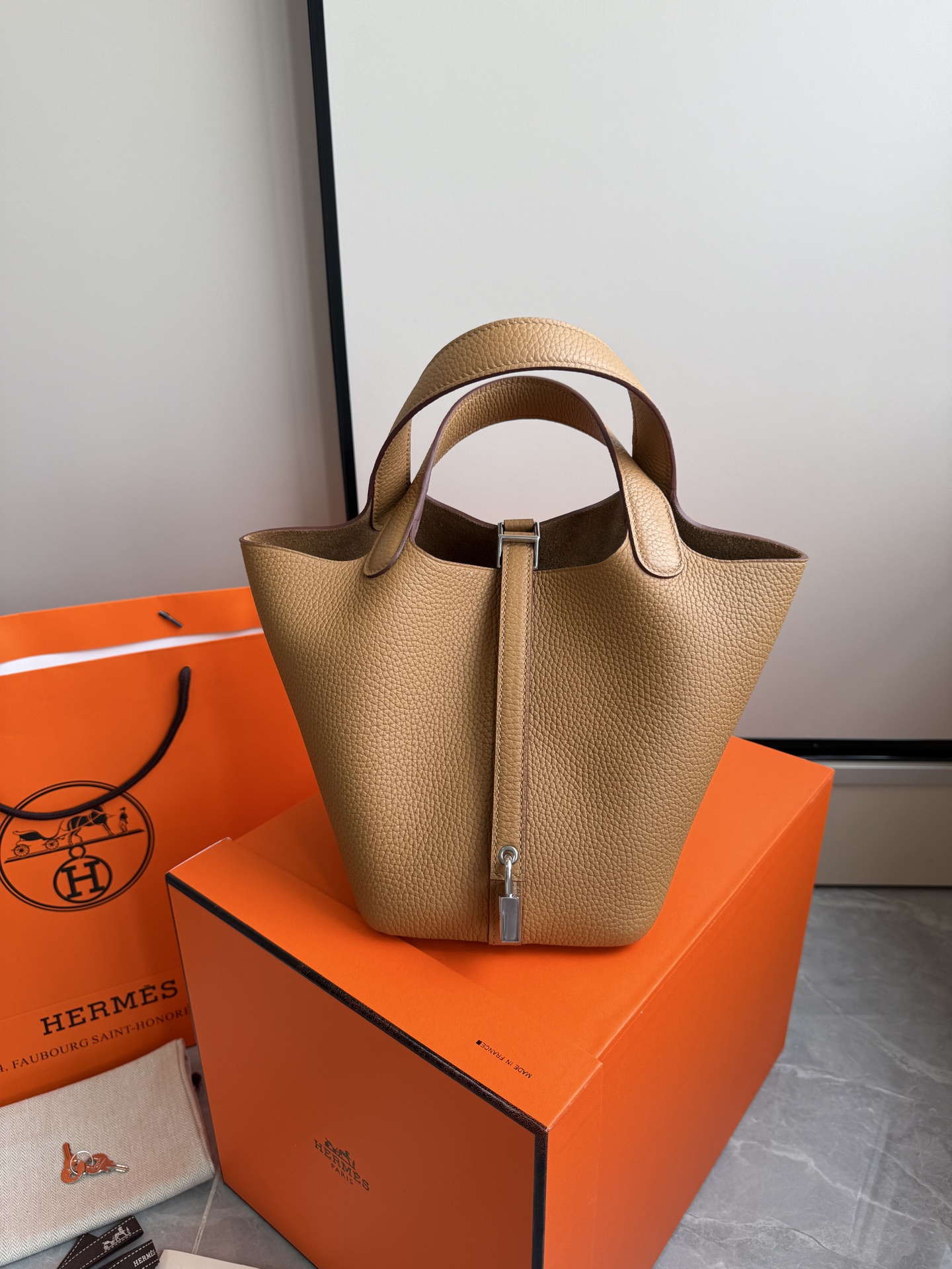 NO:700626,H vegetable basket·Silver buckle biscuit color. Original TC leather. Stainless steel hardware. Hand-stitched wax thread. High-quality raw materials are all arranged. Perfect fit. The classic style is well-deserved and so beautiful. Size 18×19×13.5cm, Hermes, Hermes, Hermes,19860909H菜篮子·银扣饼干色 对原版TC皮.不锈钢五金.手缝蜡线 高品质原材料通通安排上 适配度满分 经典款式名不虚传太美了 尺寸18×19×13.5cm,爱马仕,hermes,Hermes,,Bag