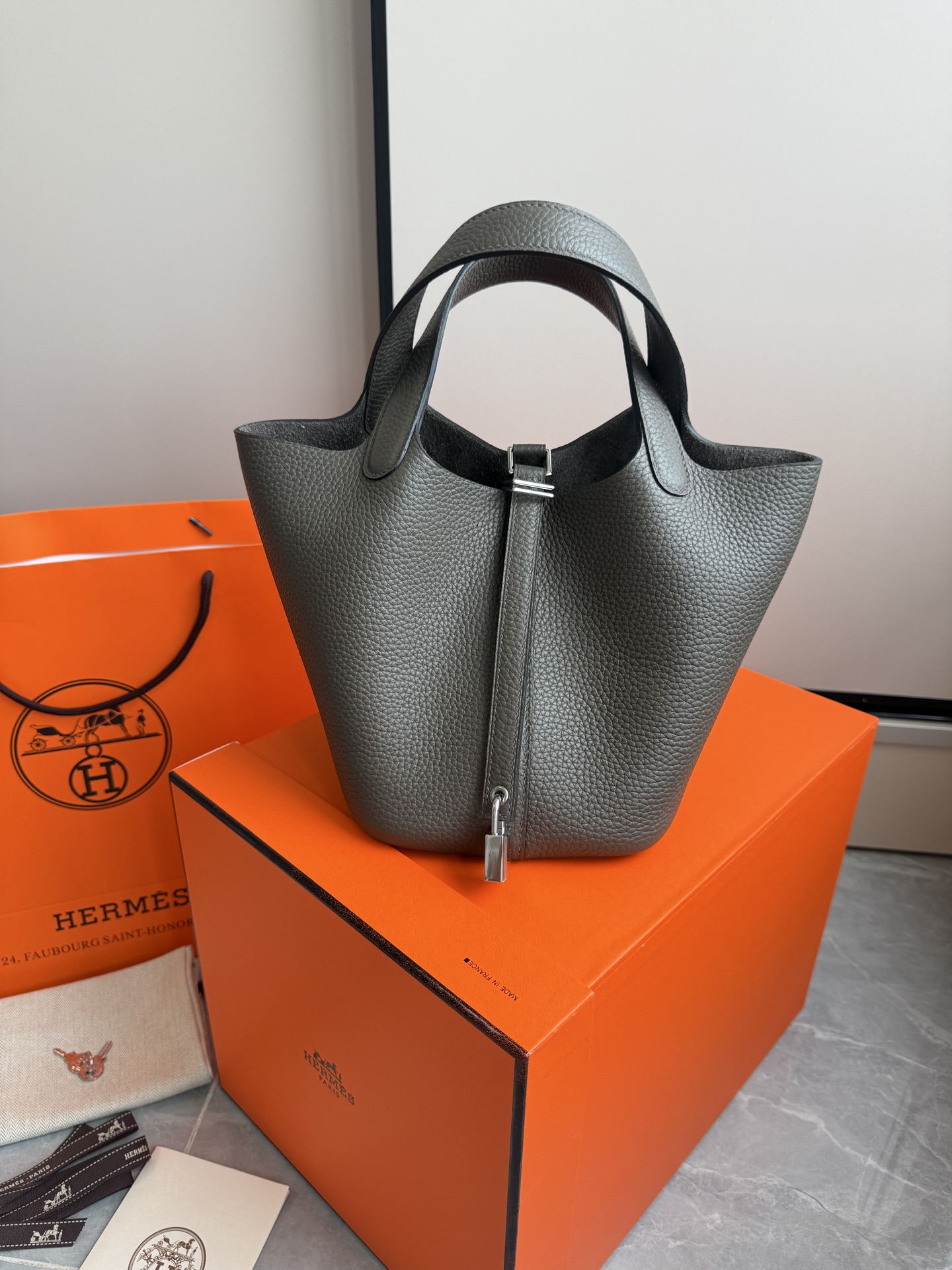 NO:700632,H vegetable basket·Silver buckle pewter gray. It is made of original TC leather. Stainless steel hardware. Hand-stitched wax thread. High-quality raw materials are all arranged. The fit is perfect. The classic style is well-deserved. It is so beautiful. Size 18×19×13.5cm, Hermes, Hermes, Hermes,19860909H菜篮子·银扣锡器灰 对原版TC皮.不锈钢五金.手缝蜡线 高品质原材料通通安排上 适配度满分 经典款式名不虚传太美了 尺寸18×19×13.5cm,爱马仕,hermes,Hermes,,Bag