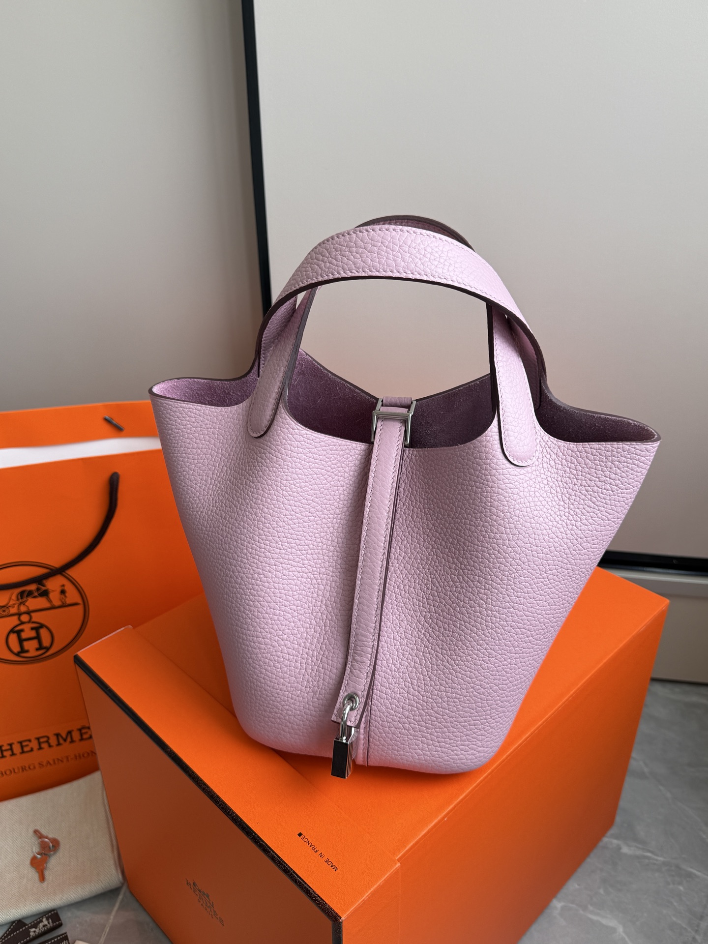 NO:700636,H Vegetable Basket·Silver Buckle Cherry Blossom Powder is a pair of original TC leather. Stainless steel hardware. Hand-stitched wax thread. High-quality raw materials are all arranged. Perfect fit. The classic style is well-deserved and so beautiful. Size 18×19×13.5cm, Hermes, Hermes, Hermes,19860909H菜篮子·银扣樱花粉 对原版TC皮.不锈钢五金.手缝蜡线 高品质原材料通通安排上 适配度满分 经典款式名不虚传太美了 尺寸18×19×13.5cm,爱马仕,hermes,Hermes,,Bag